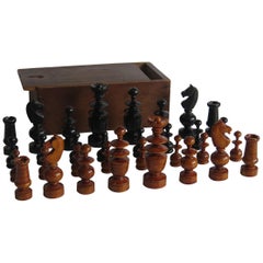 Ensemble d'échecs en bois de pin de style Régence fait à la main, boîte à couvercle en pin 78 mm, datant d'environ 1900