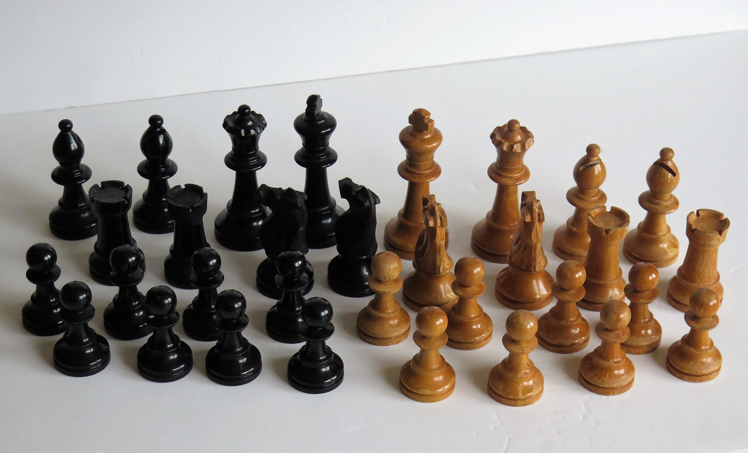 20th Century Handmade Hardwood Weighted Club Chess Set Pine Jointed Box 90 mm Kings, Ca 1920 