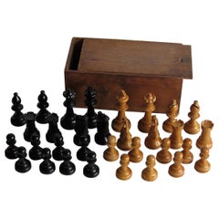 Jeu d'échecs à massues en bois dur fait à la main:: boîte articulée en pin:: rois de 90 mm:: ca 1920