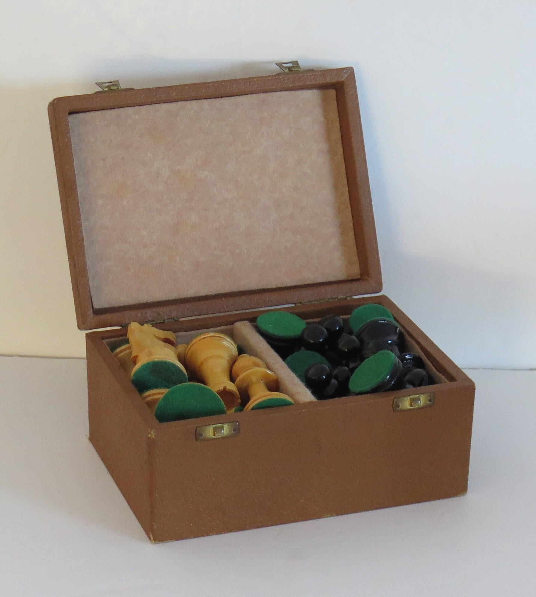Handmade Hardwood Weighted Lardy Chess Set in Box Kings, France, Circa 1930 In Good Condition In Lincoln, Lincolnshire
