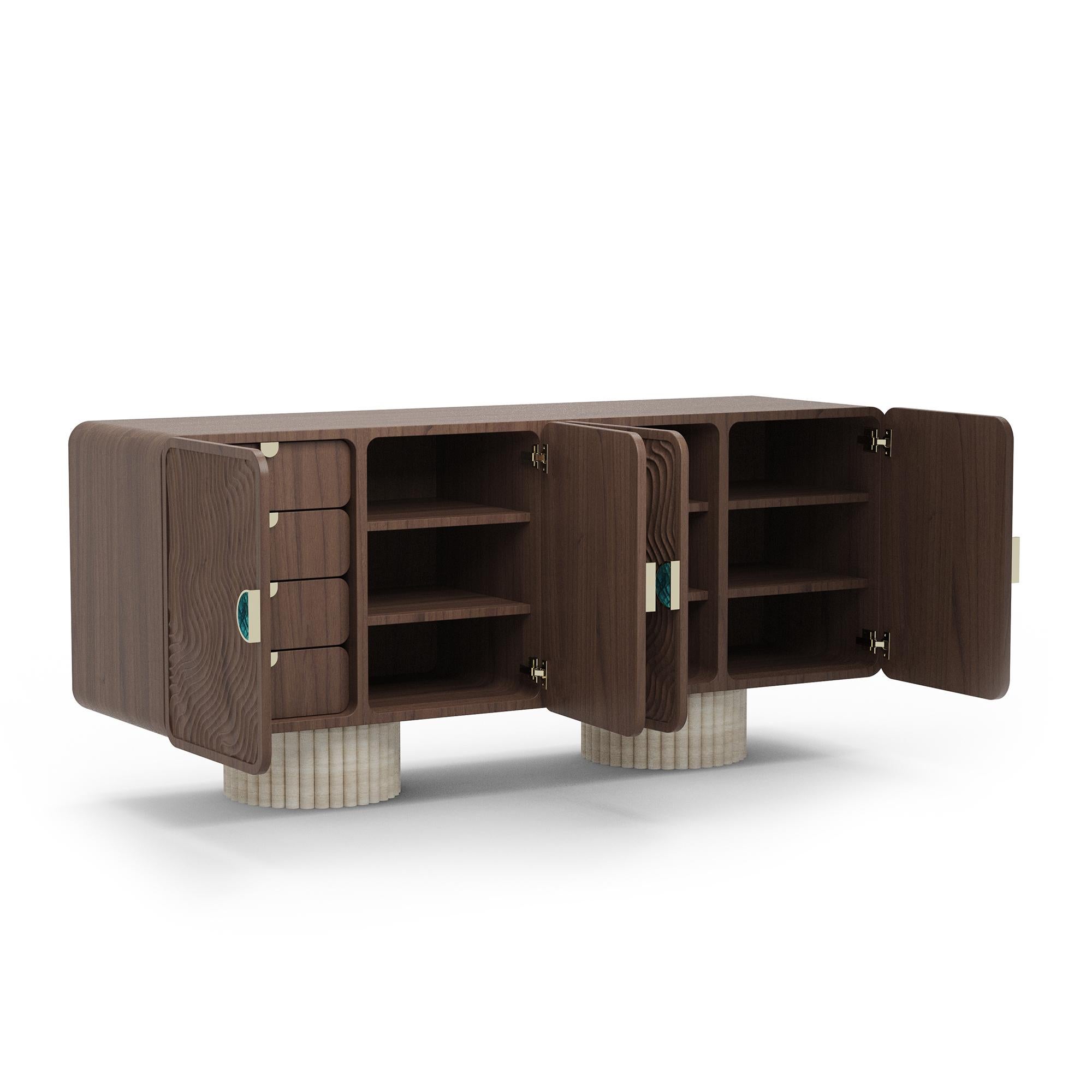 Credenza di lusso Nolita Harbour Henry. Questo pezzo meticolosamente realizzato combina elementi di design moderno con un'eleganza classica, rendendolo un'aggiunta versatile a qualsiasi interno. La credenza Henry presenta una struttura in noce