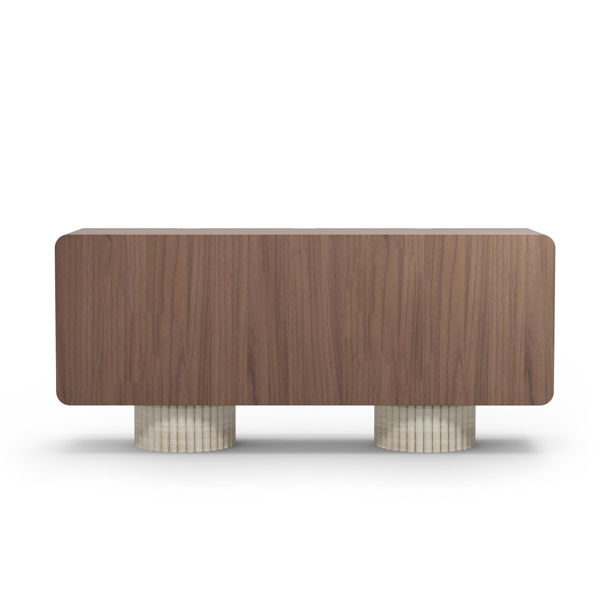 Moderno Credenza Henry fatta a mano in noce con gambe a coste in travertino di Nolita Harbour in vendita