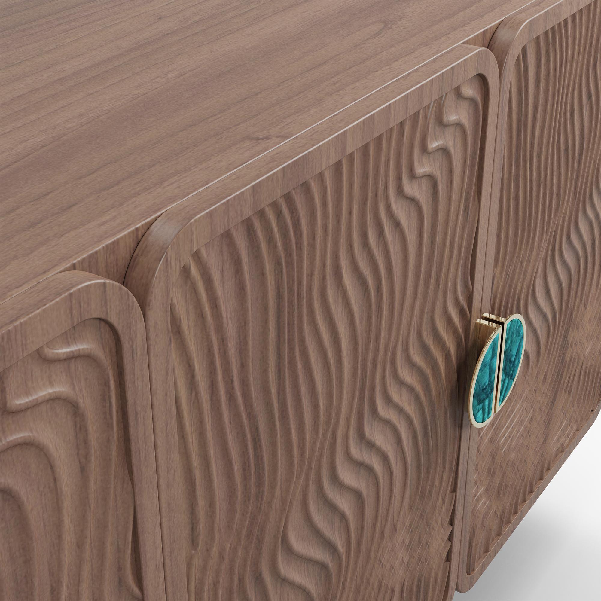 Portoghese Credenza Henry fatta a mano in noce con gambe a coste in travertino di Nolita Harbour in vendita