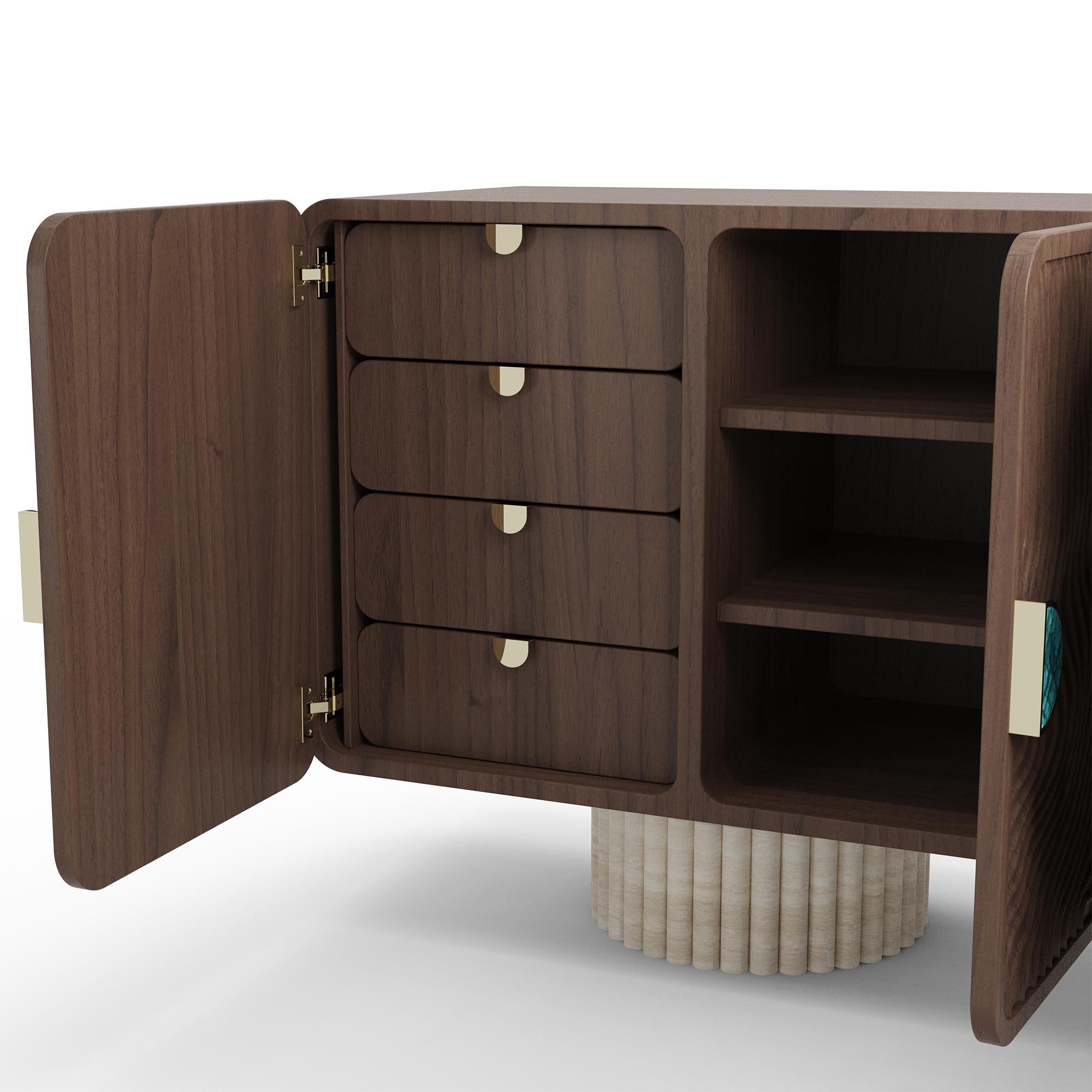 Credenza Henry fatta a mano in noce con gambe a coste in travertino di Nolita Harbour In condizioni Nuovo in vendita a Carvalhosa, PT