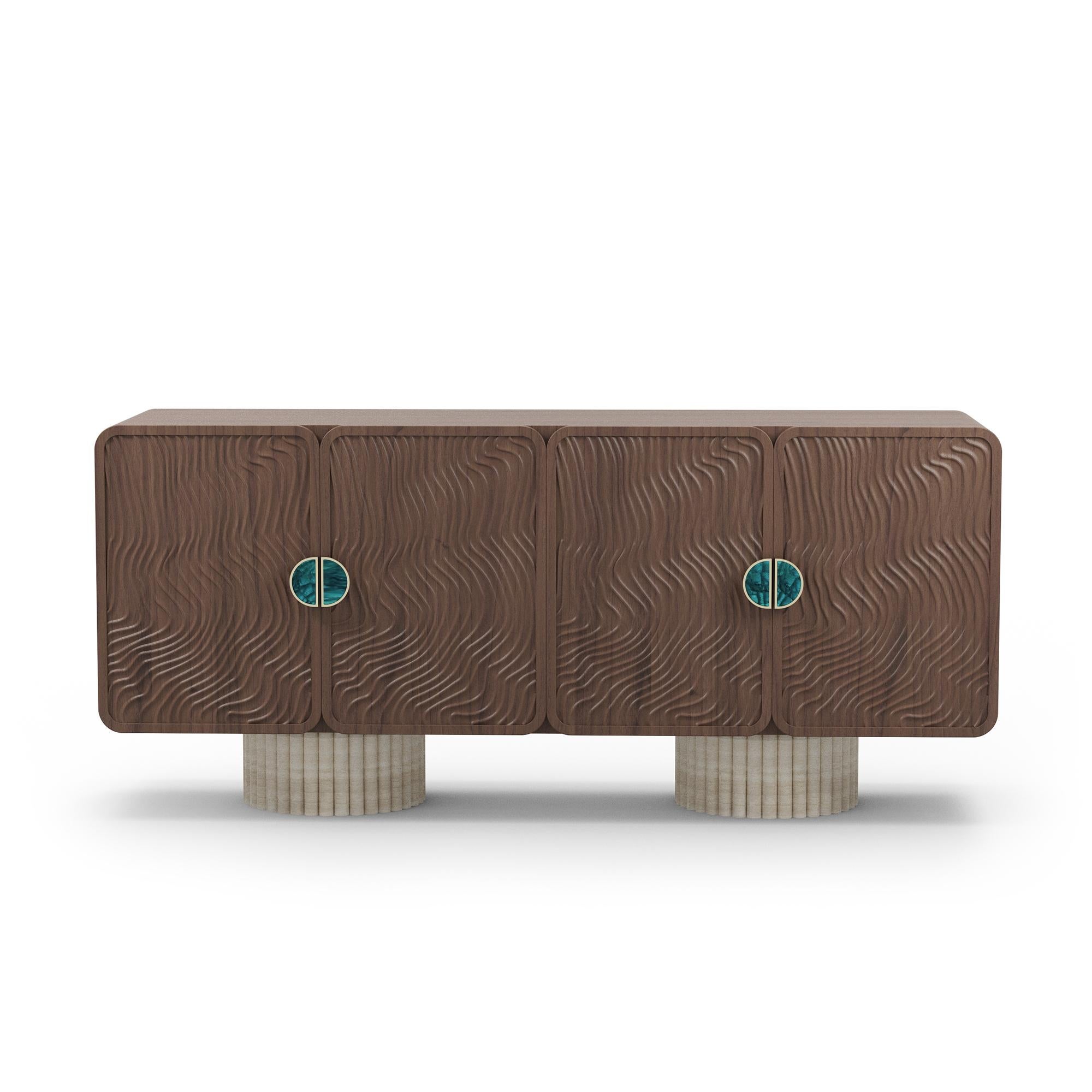 XXI secolo e contemporaneo Credenza Henry fatta a mano in noce con gambe a coste in travertino di Nolita Harbour in vendita