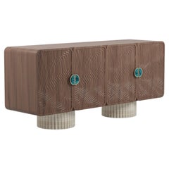 Credenza Henry fatta a mano in noce con gambe a coste in travertino di Nolita Harbour