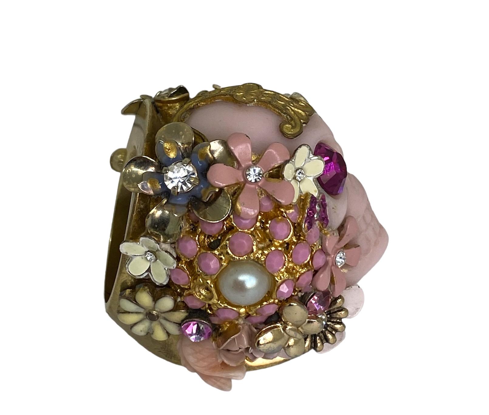 Artigiano Anello unico. Handmade & High Upcycling. Bronzo, resina ed elementi vintage. 18 mm. in vendita
