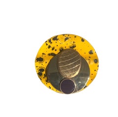Anello unico. Upcycling elevato. Metallo, bronzo placcato oro ed elementi vintage.