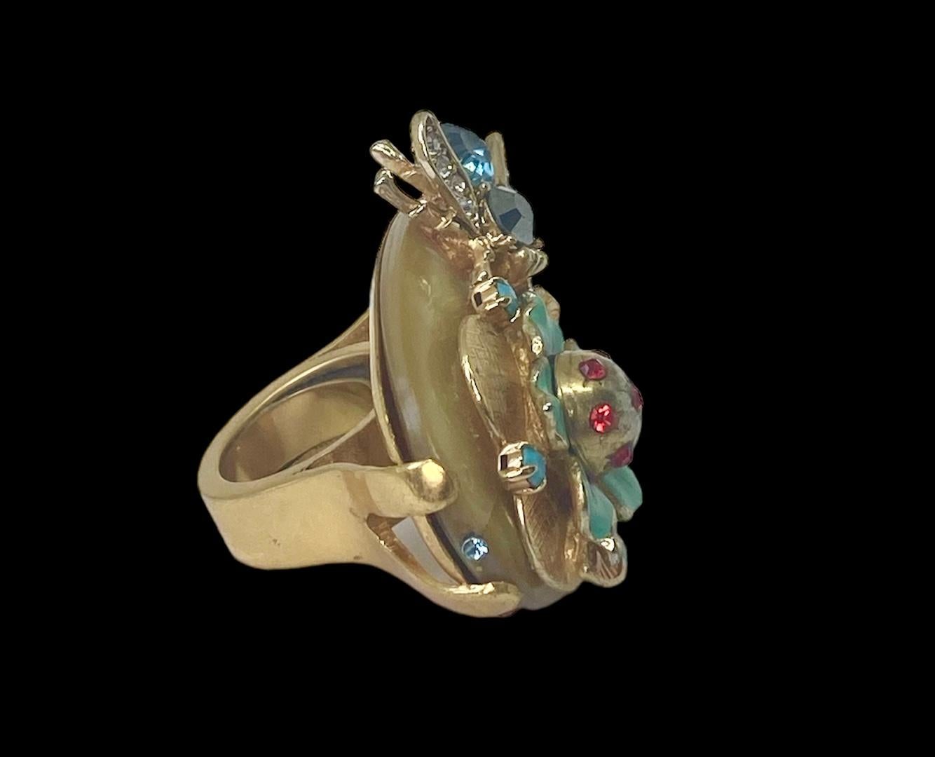 Anello unico. Upcycling elevato. Quarzo, bronzo placcato oro e elementi vintage. in vendita 1