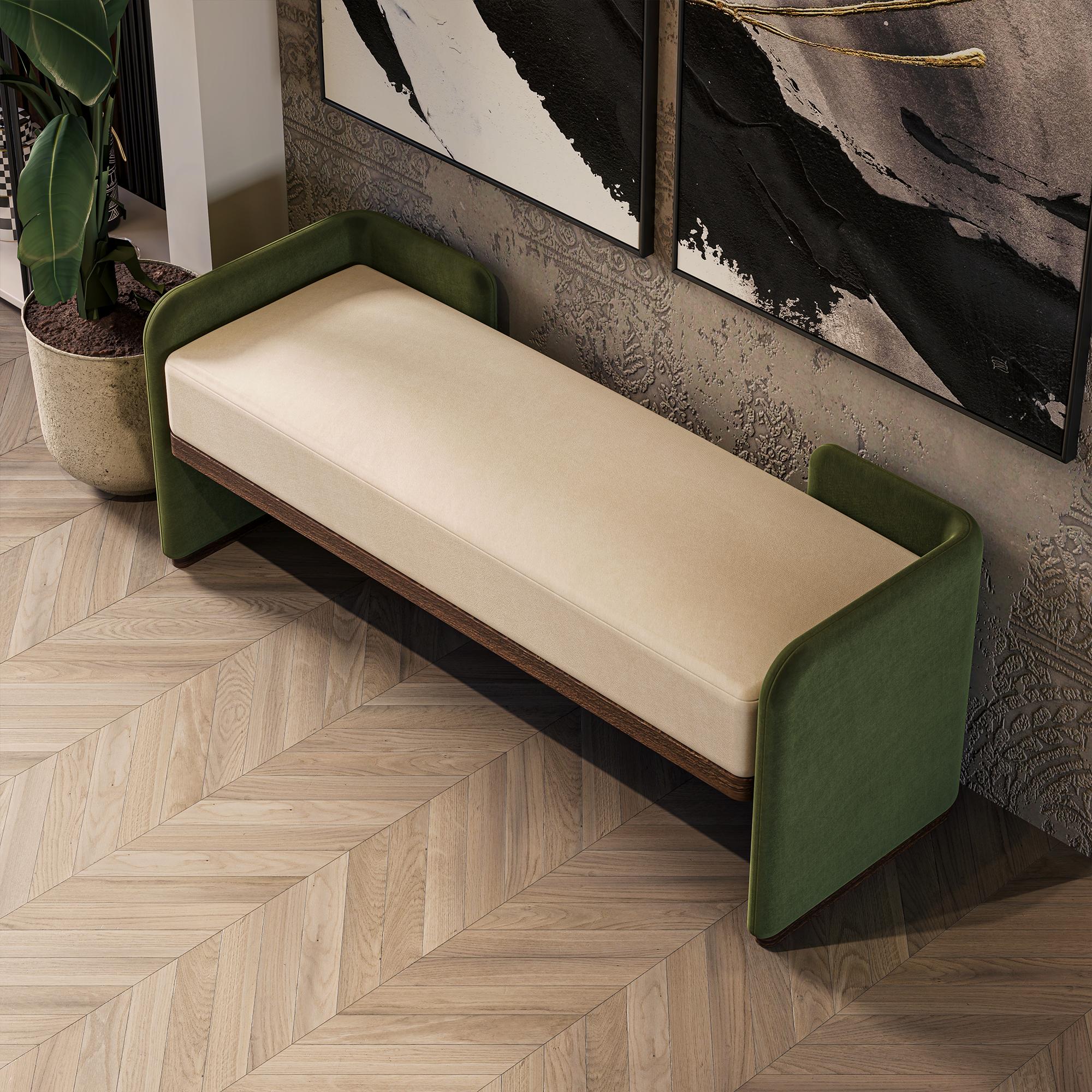 Organique Banc Hinga fait à la main, avec des extrémités accentuées de vert et une base en noyer par Nolita Harbour en vente