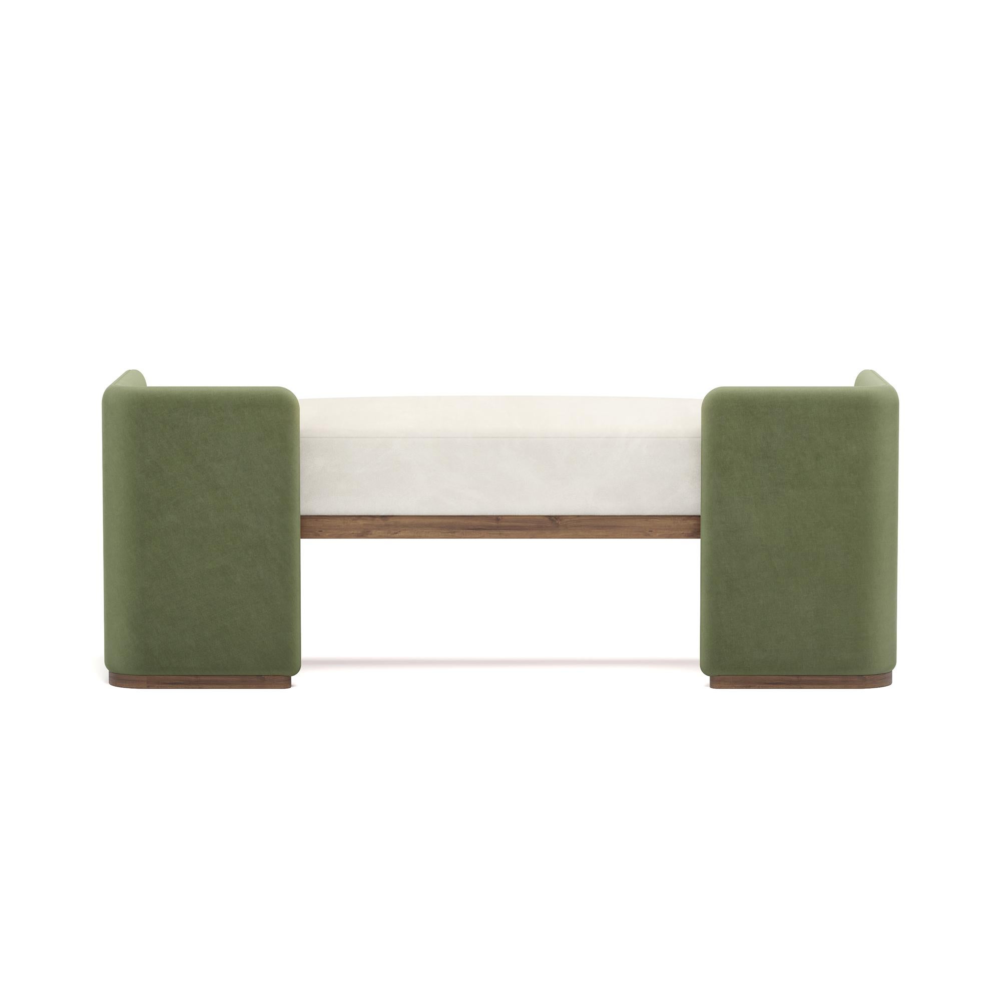 Velours Banc Hinga fait à la main, avec des extrémités accentuées de vert et une base en noyer par Nolita Harbour en vente