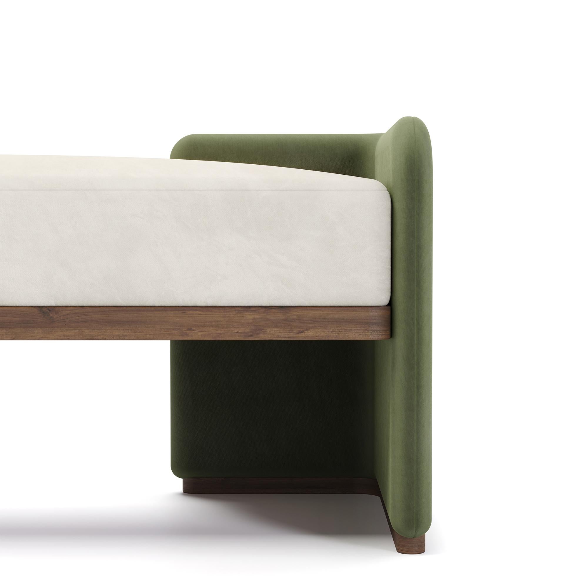 Banc Hinga fait à la main, avec des extrémités accentuées de vert et une base en noyer par Nolita Harbour en vente 1