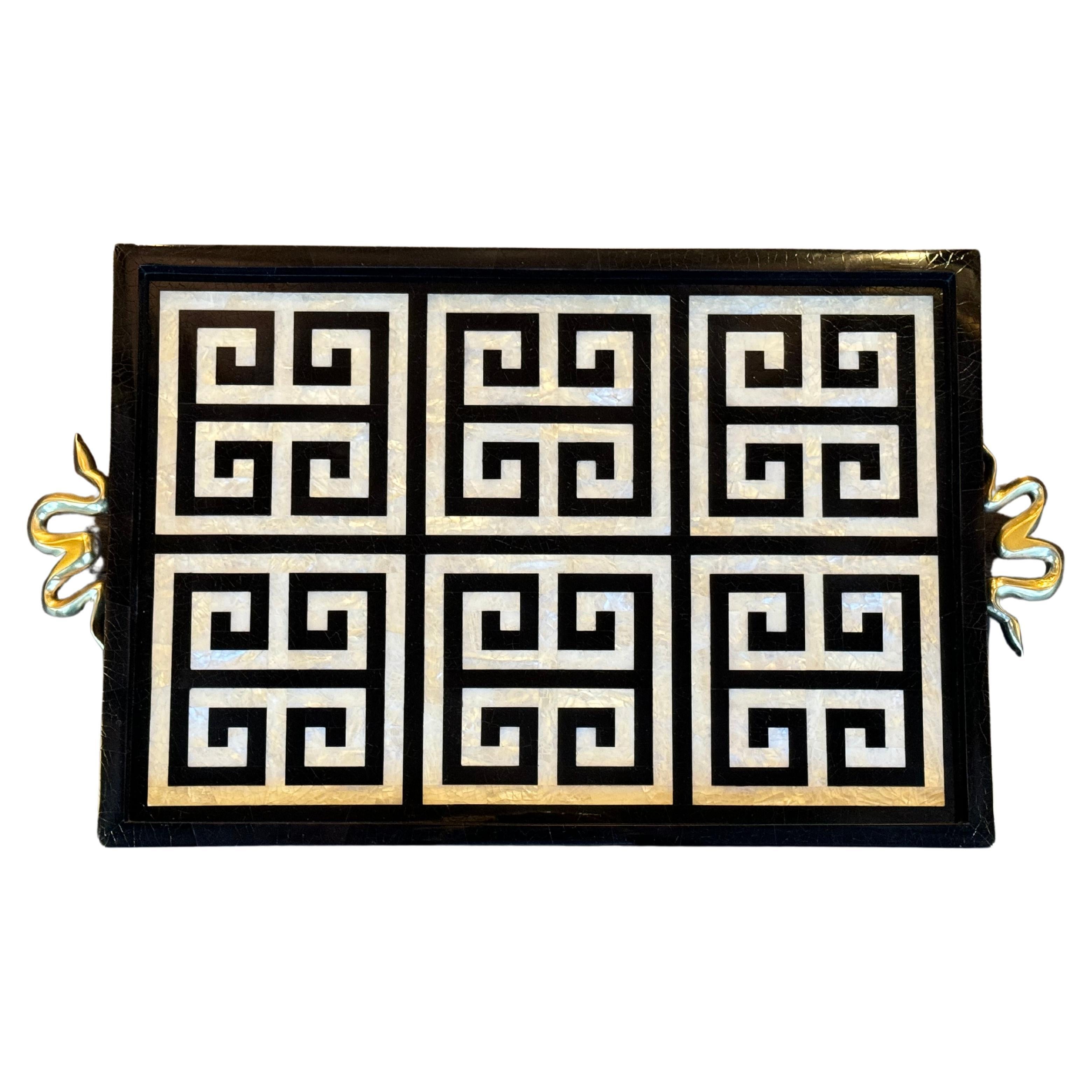 Handgefertigtes Hollywood Regency Art-Déco-Tablett mit goldenen Schlangengriffen im Angebot