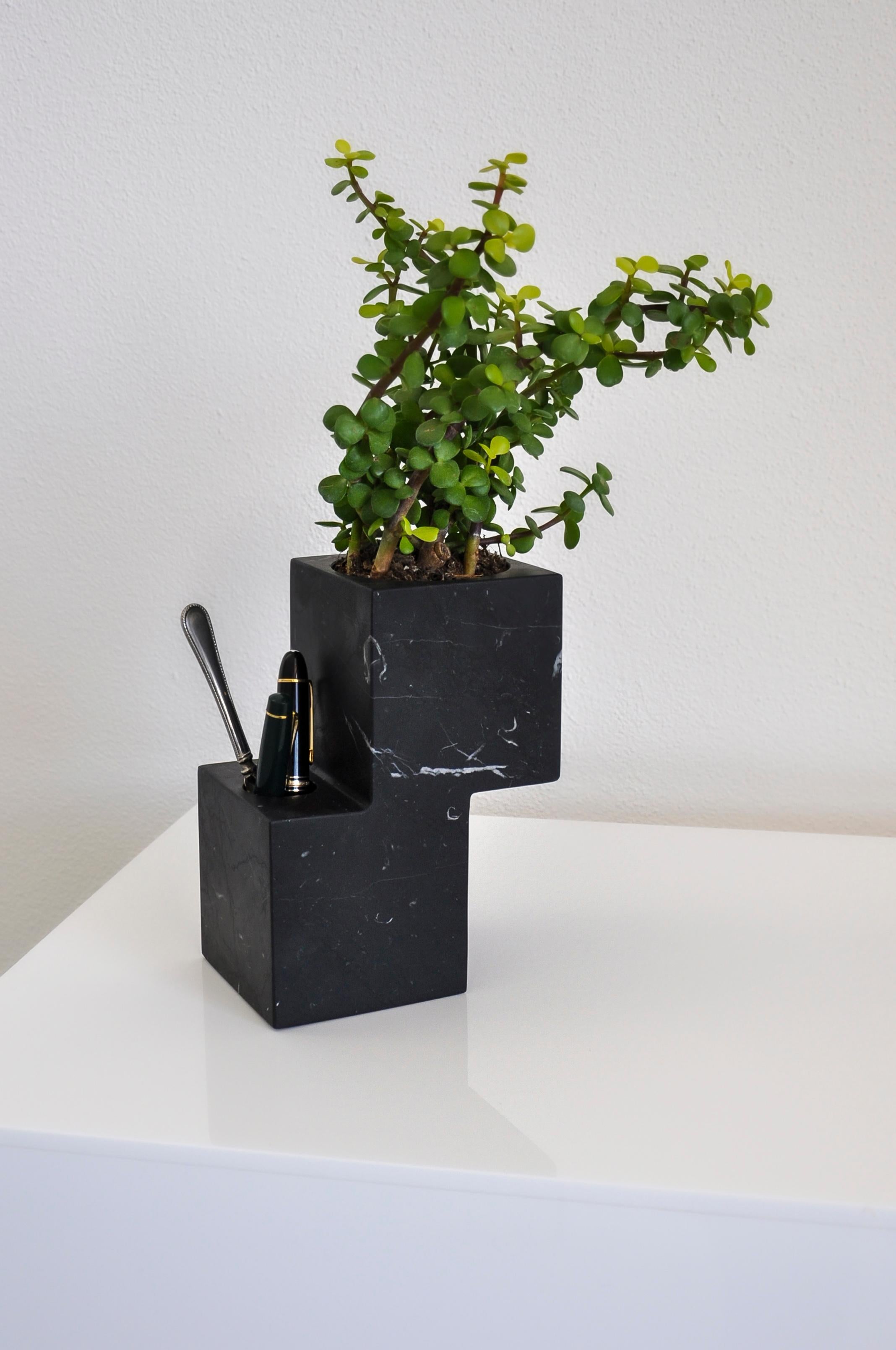 Handgefertigte Hybrid-Vase mit Multifunktion aus schwarzem Marquina-Marmor im Zustand „Neu“ im Angebot in Carrara, IT