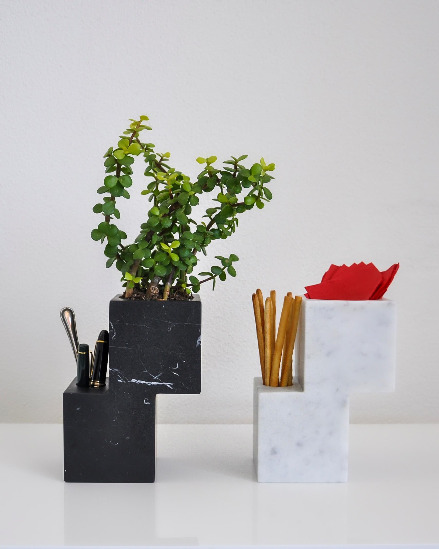 Handgefertigte Hybrid-Vase mit Multifunktion aus schwarzem Marquina-Marmor (21. Jahrhundert und zeitgenössisch) im Angebot