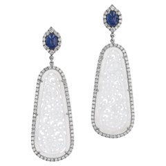 Boucles d'oreilles pendantes en or blanc faites à la main en jadéite bleue, saphir, diamant, pavé et halo.
