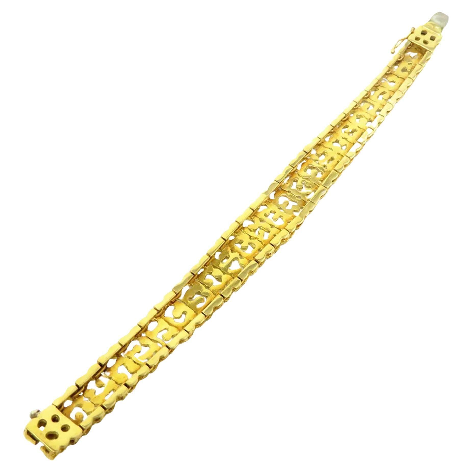 Introducing a beautifully crafted 18k gold bracelet from Italy, designed for those with an eye for timeless elegance. This luxurious piece features a striking center width of 14 mm, adding a bold yet sophisticated touch to your wrist. Measuring 6.75
