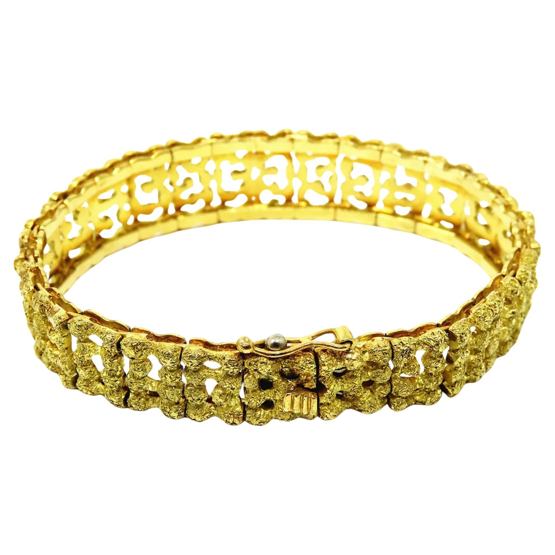 Handmade in Italy 37.5 Grams of 18k Yellow Gold Bangle Bracelet In Excellent Condition For Sale In Chicago, IL