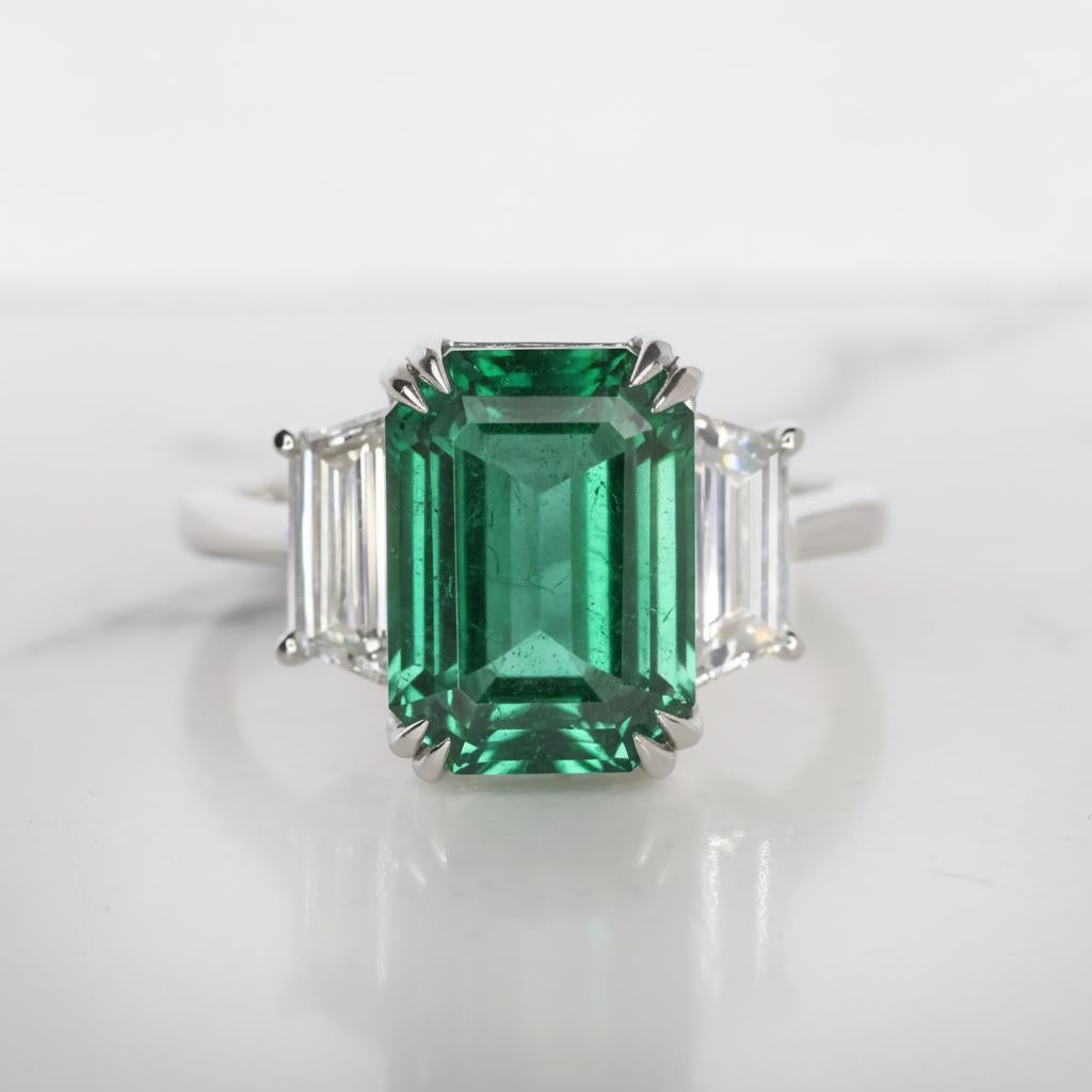 Moderne Bague en platine avec émeraude verte de 4 carats certifiée GIA et faite à la main en Italie