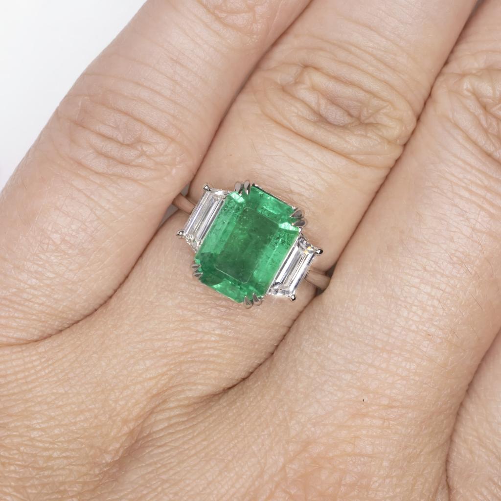 Taille émeraude Bague en platine avec émeraude verte de 4 carats certifiée GIA et faite à la main en Italie