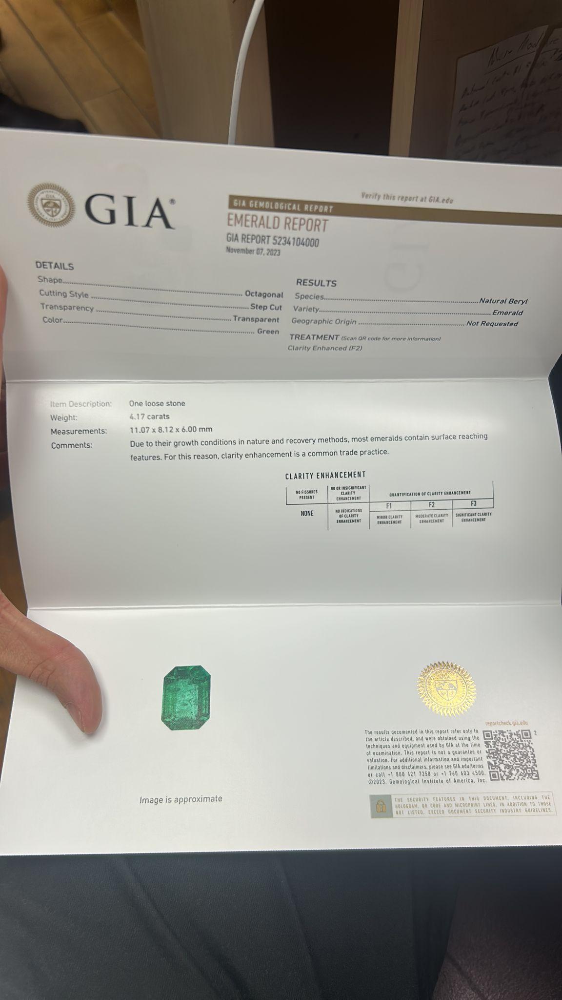 Bague en platine avec émeraude verte de 4 carats certifiée GIA et faite à la main en Italie Neuf - En vente à Rome, IT