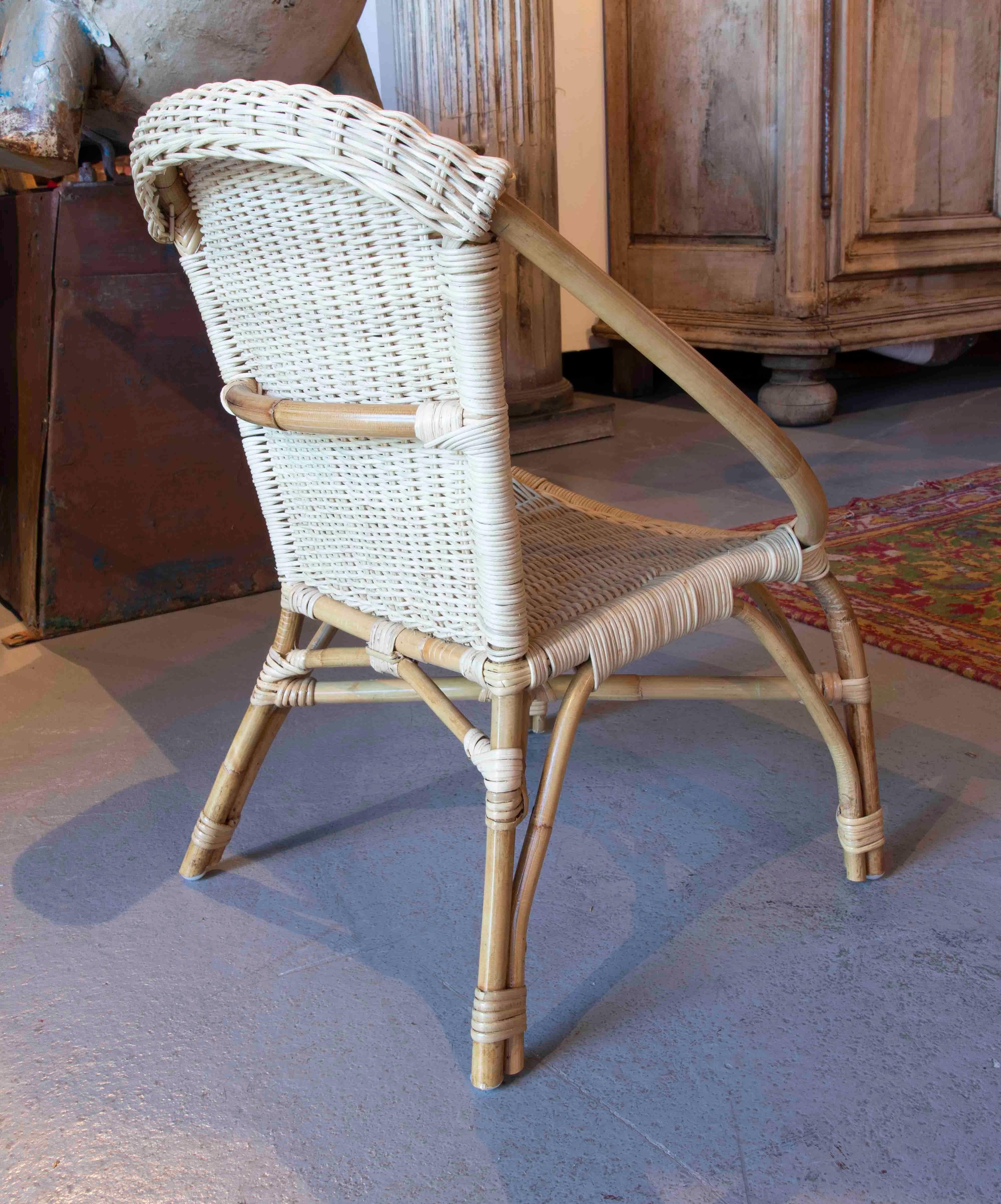 Silla de mimbre y ratán para niños hecha a mano en su color natural Siglo XXI y contemporáneo en venta