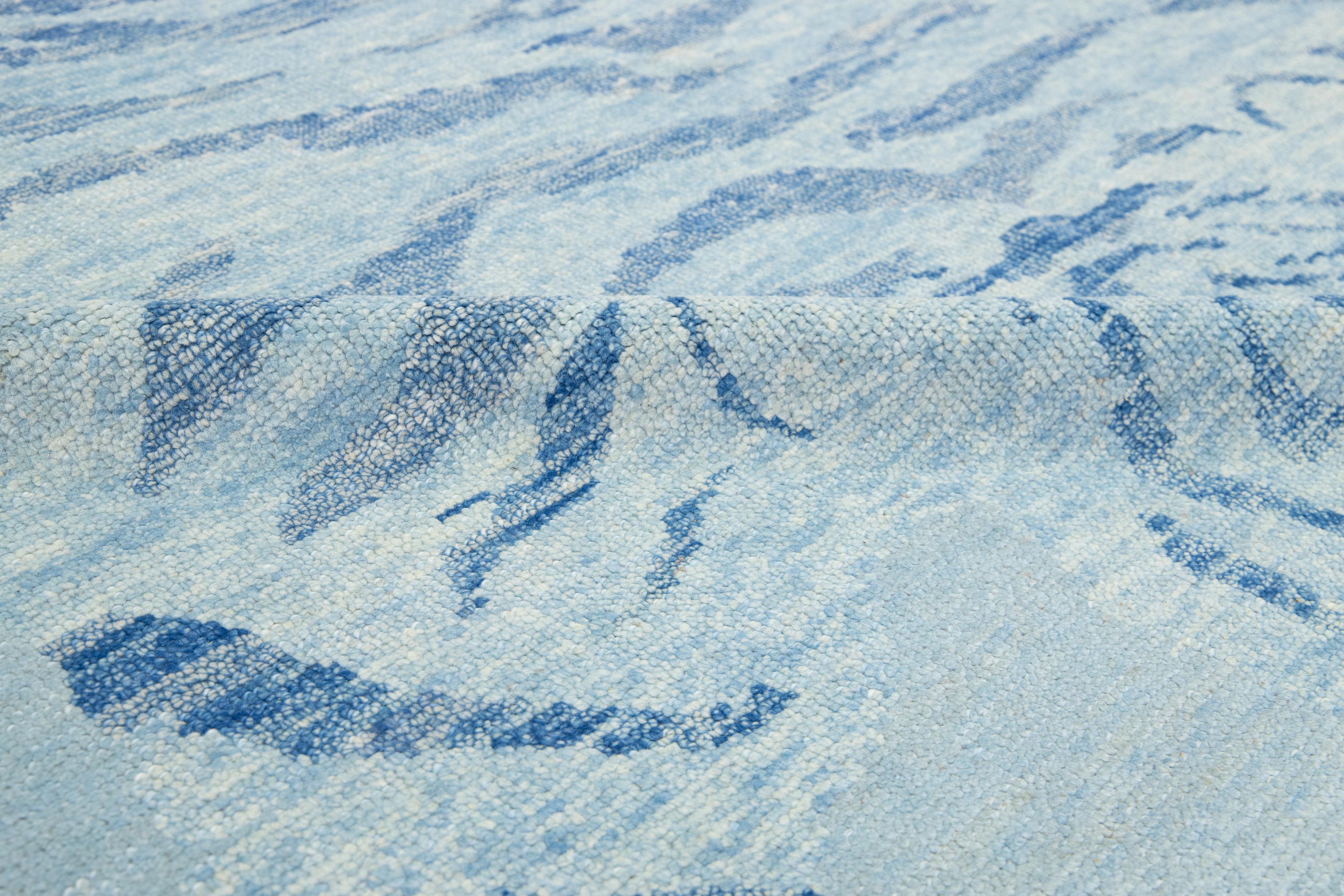Tapis moderne en laine gris clair fait à la main avec un motif tigre en vente 2
