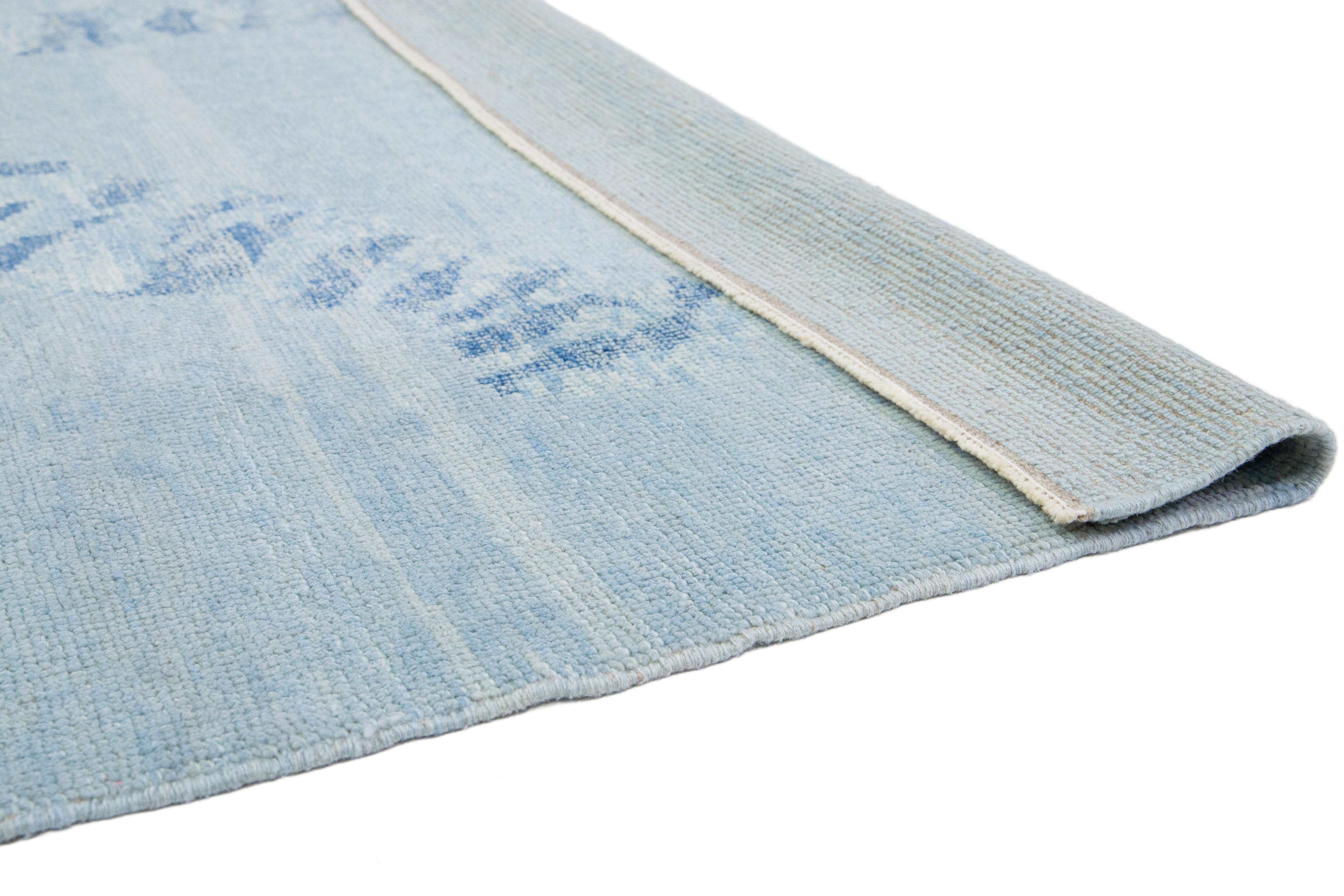 Art déco Tapis moderne en laine gris clair fait à la main avec un motif tigre en vente