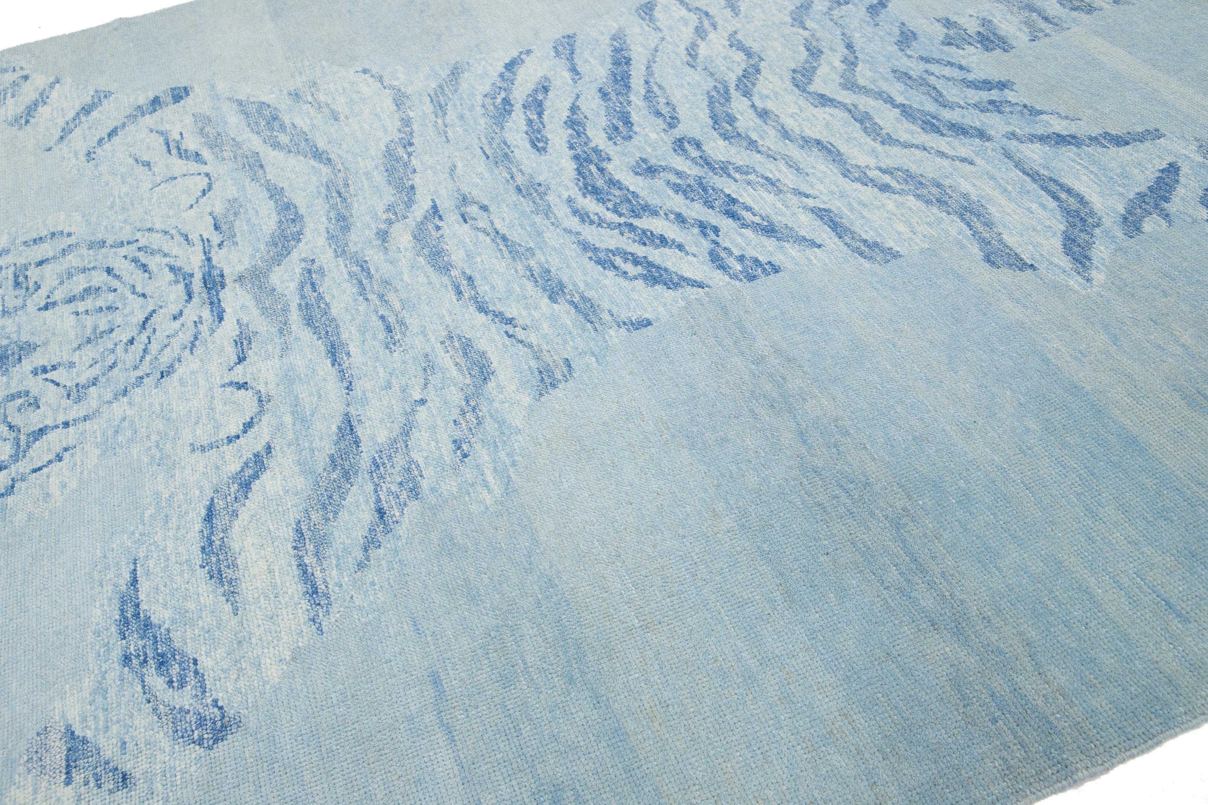 Turc Tapis moderne en laine gris clair fait à la main avec un motif tigre en vente