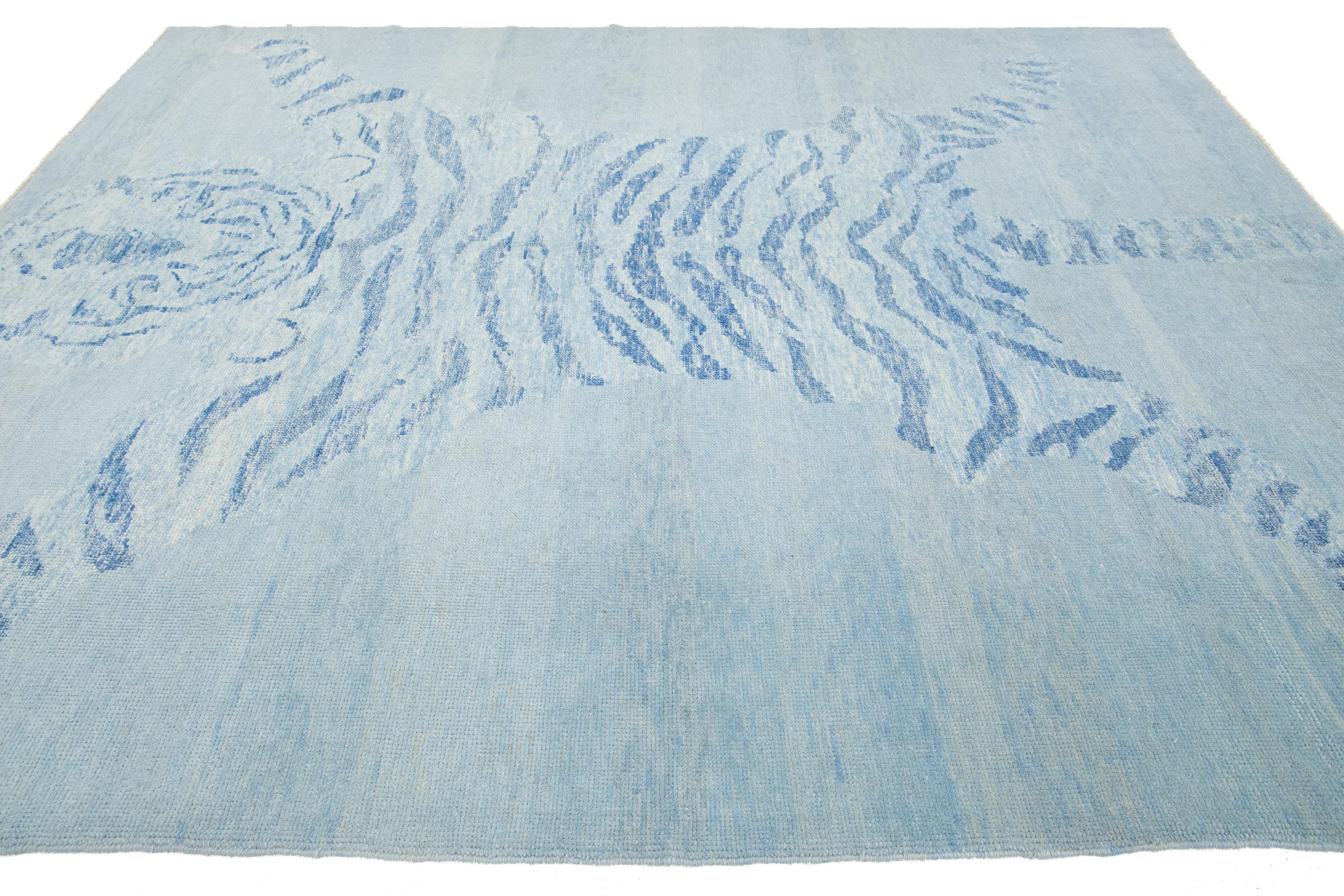 Tapis moderne en laine gris clair fait à la main avec un motif tigre Neuf - En vente à Norwalk, CT