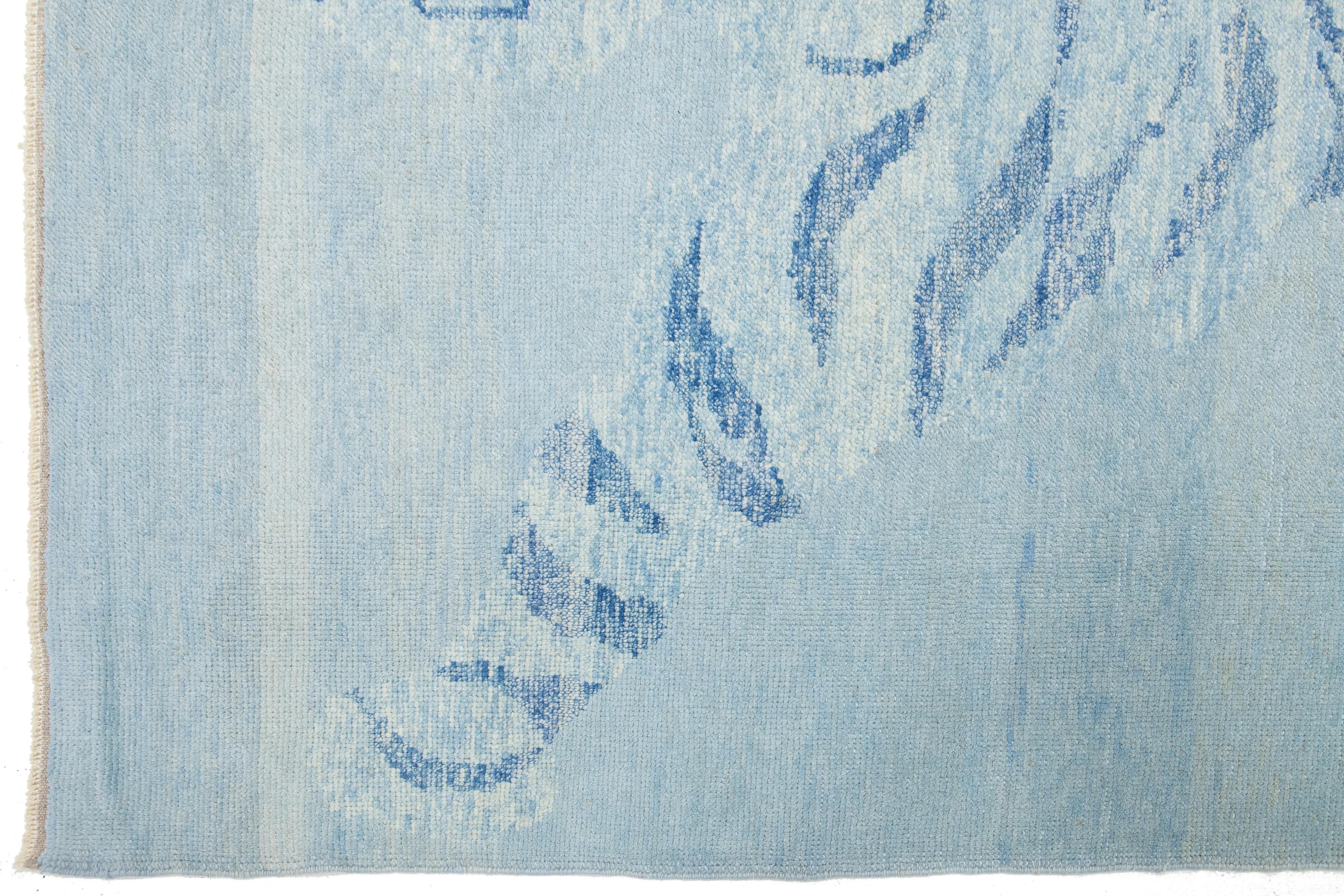 XXIe siècle et contemporain Tapis moderne en laine gris clair fait à la main avec un motif tigre en vente