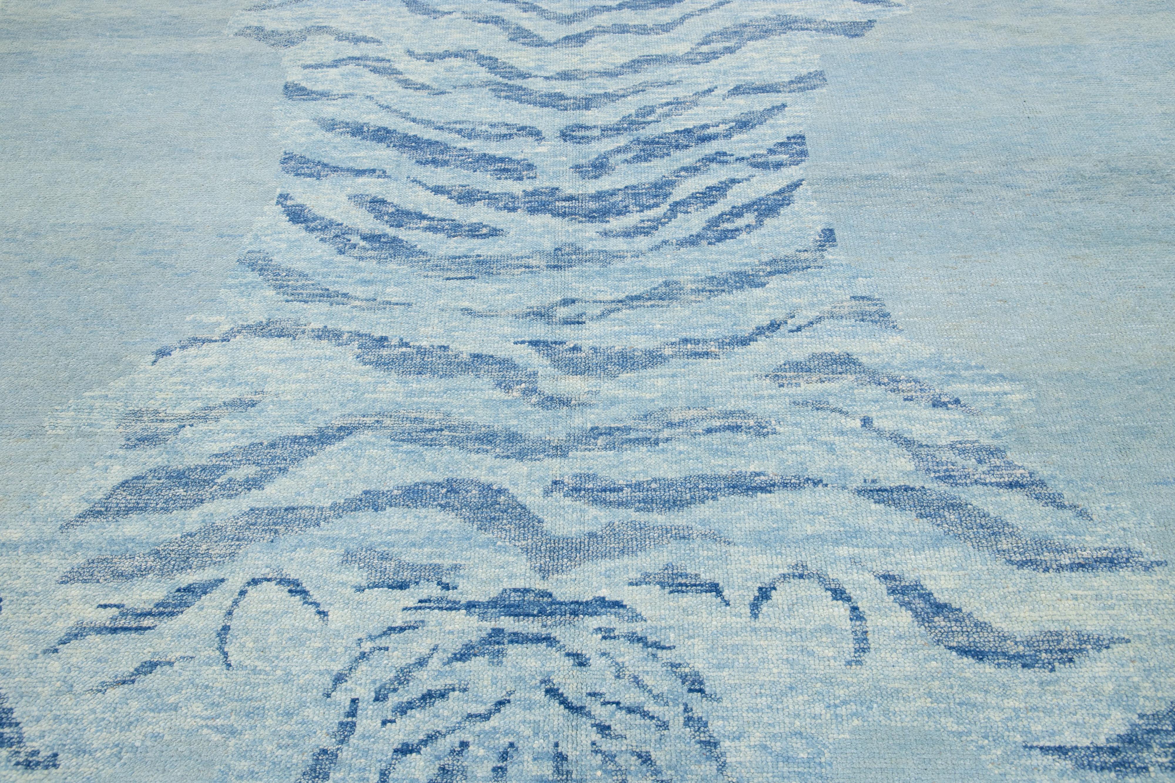 Laine Tapis moderne en laine gris clair fait à la main avec un motif tigre en vente