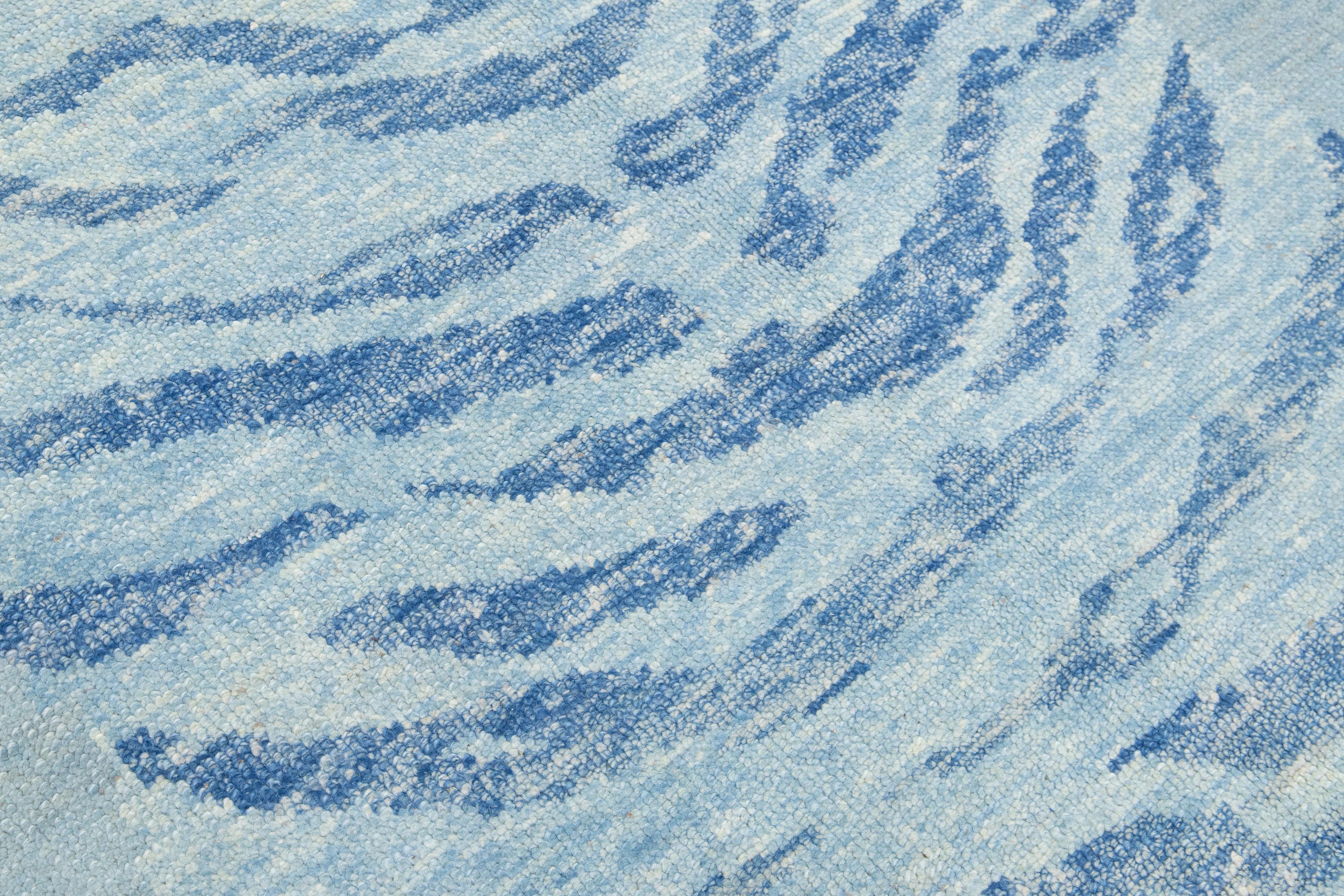 Tapis moderne en laine gris clair fait à la main avec un motif tigre en vente 1
