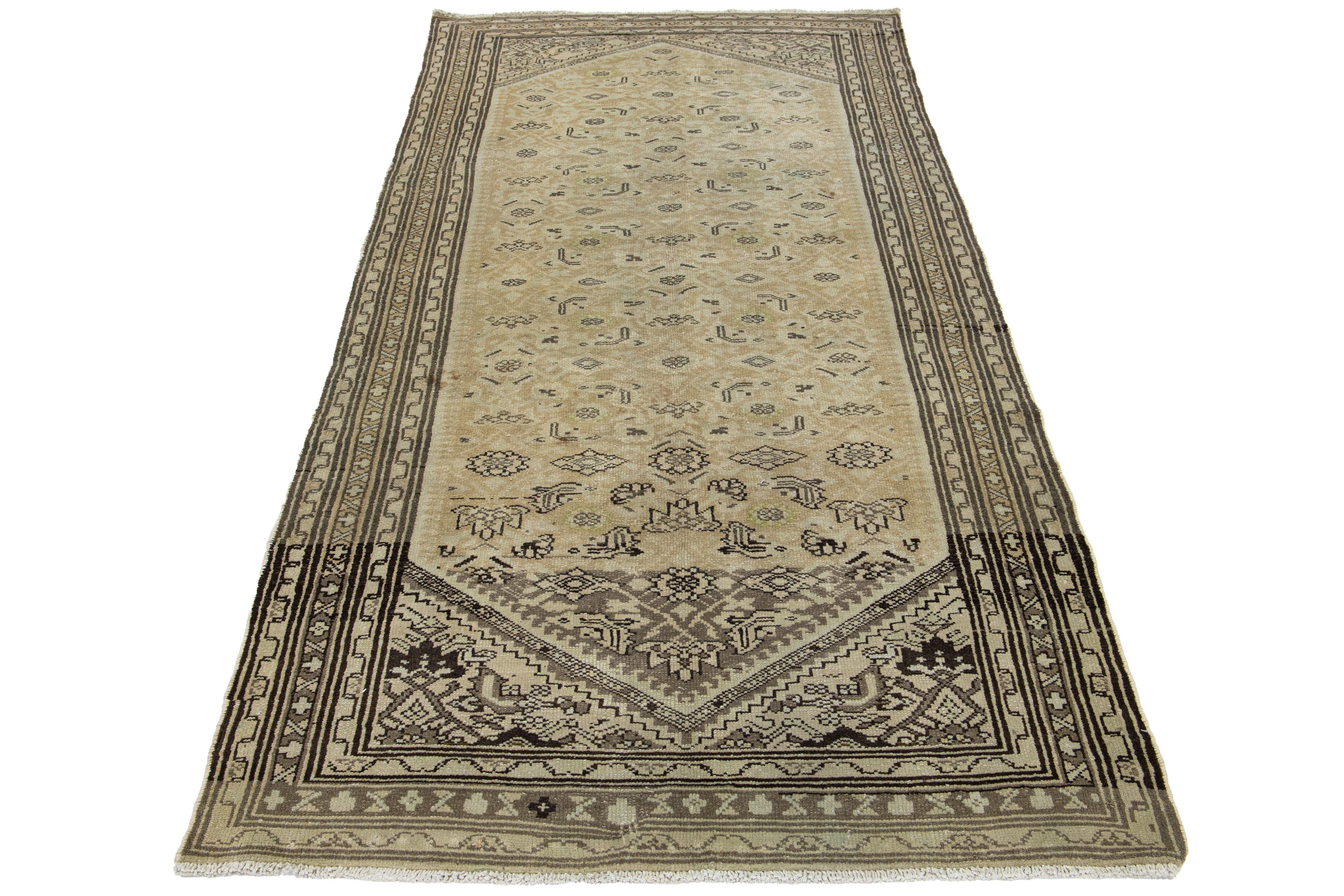 Il s'agit d'un tapis persan en laine de Malayer fait à la main au 20e siècle. Le fond est beige et les accents bruns, gris et verts sont tissés tout au long du motif.

Ce tapis mesure 4'8