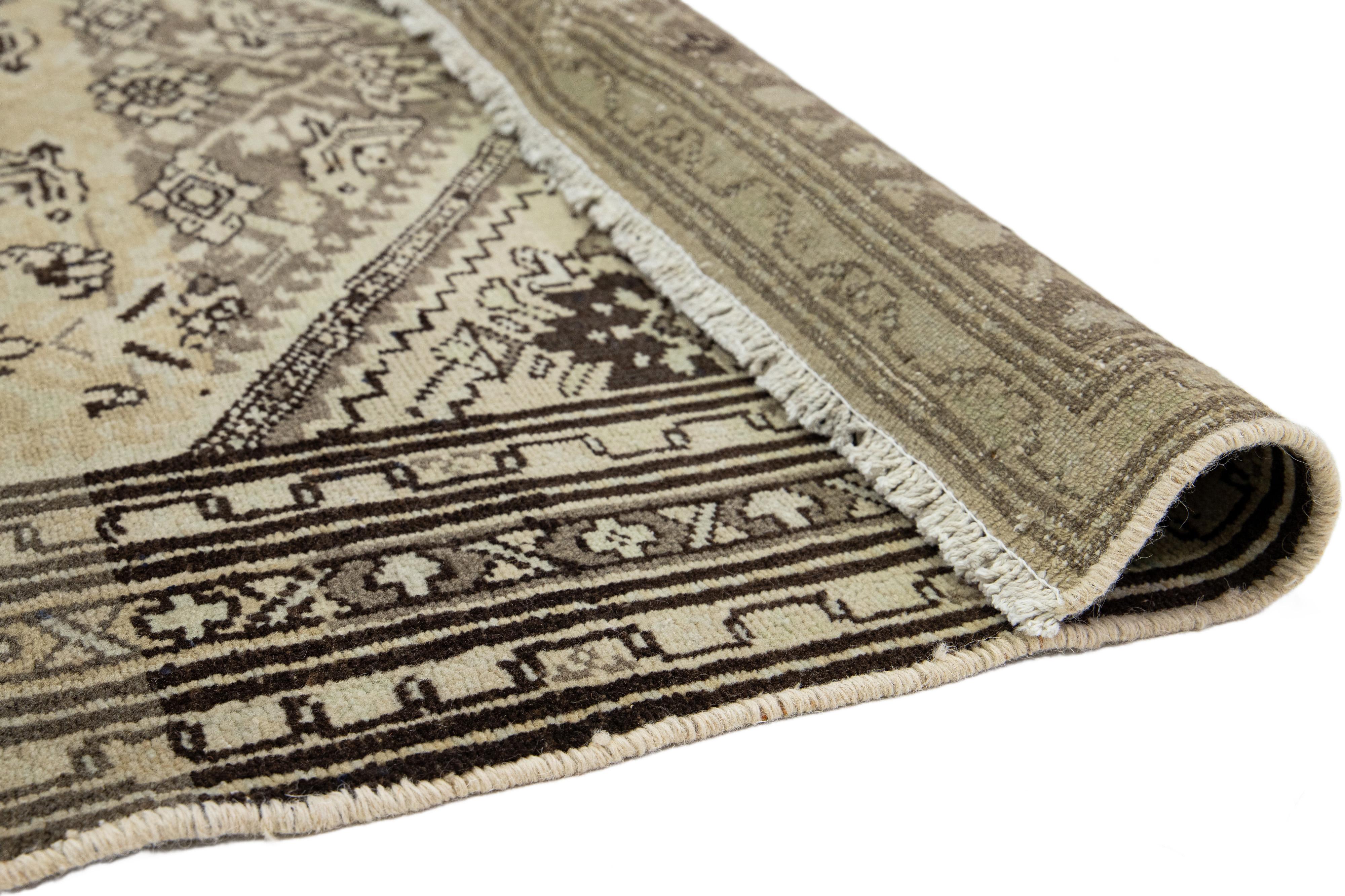 Handgefertigter brauner 5 x 9 antiker Malayer-Wollteppich mit Allover-Design (Persisch) im Angebot