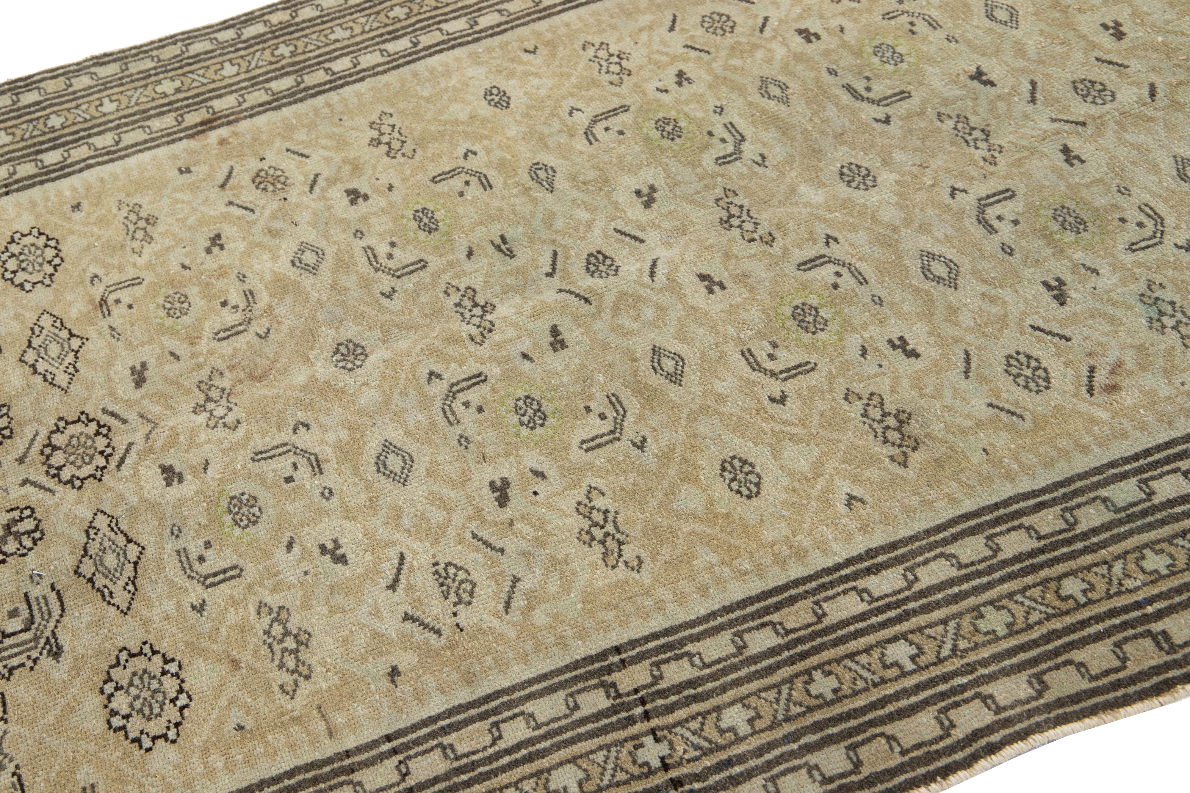 Noué à la main Tapis Malayer ancien en laine brun clair 5 x 9 avec motif sur toute la surface en vente