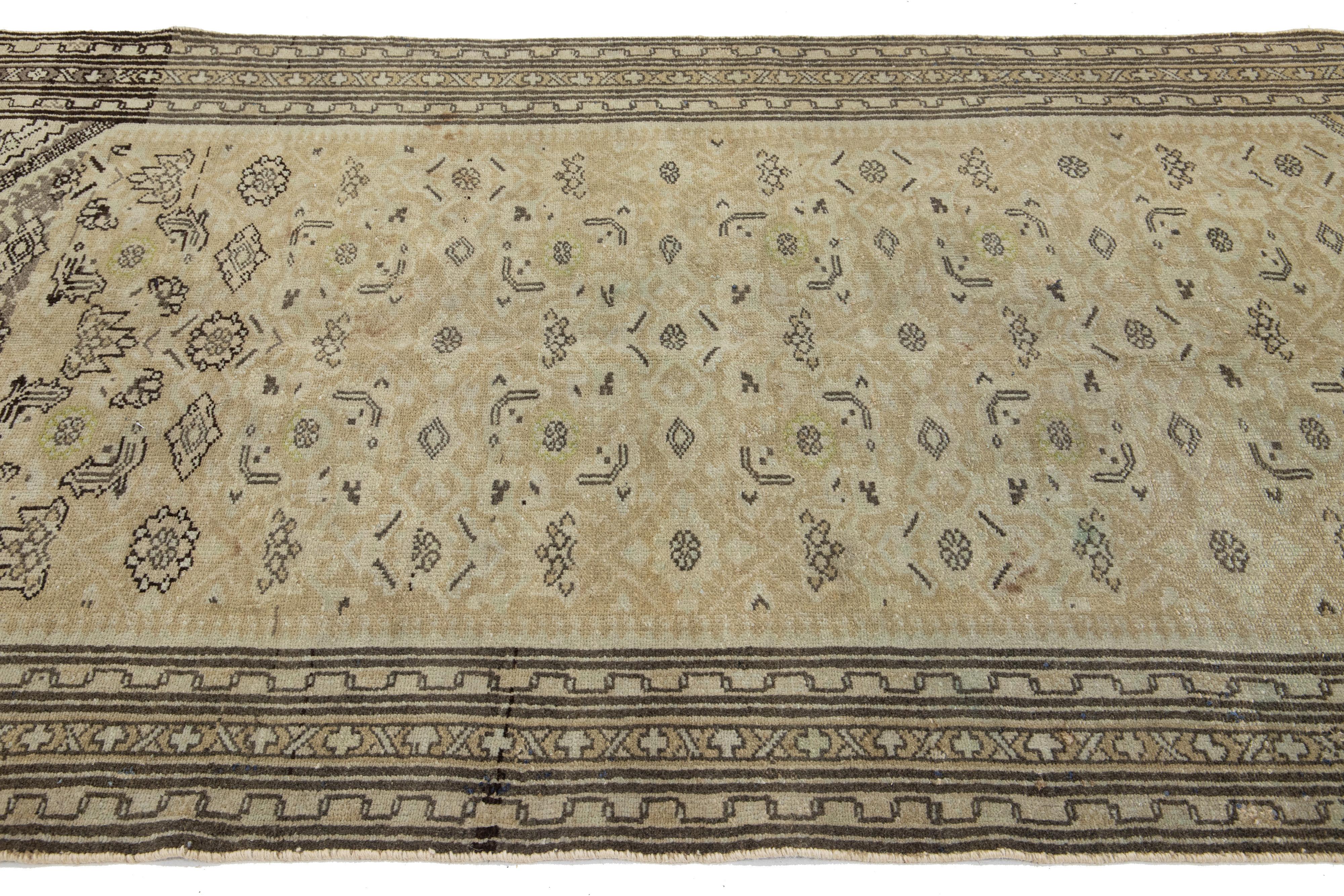 Handgefertigter brauner 5 x 9 antiker Malayer-Wollteppich mit Allover-Design (20. Jahrhundert) im Angebot