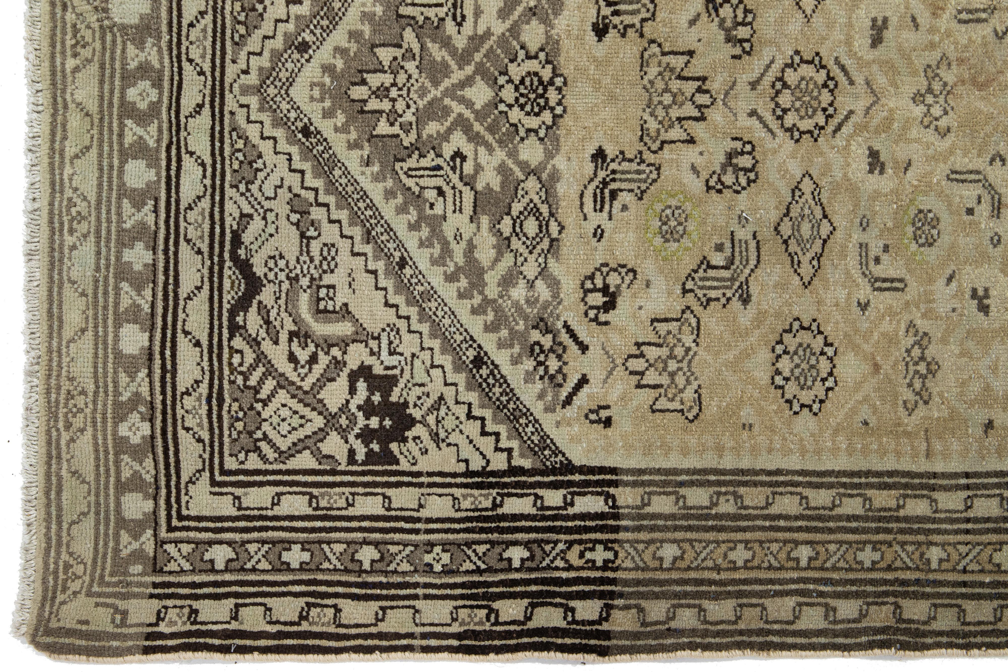 Laine Tapis Malayer ancien en laine brun clair 5 x 9 avec motif sur toute la surface en vente