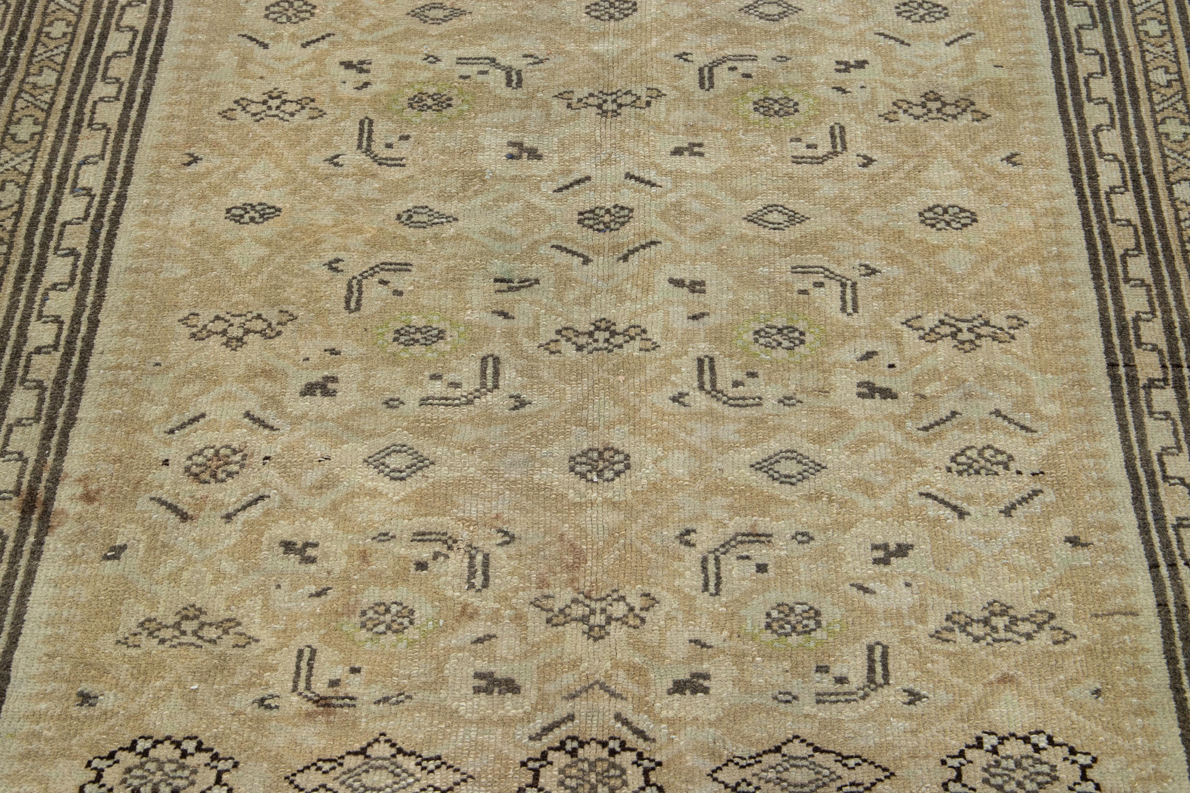 Handgefertigter brauner 5 x 9 antiker Malayer-Wollteppich mit Allover-Design im Angebot 1
