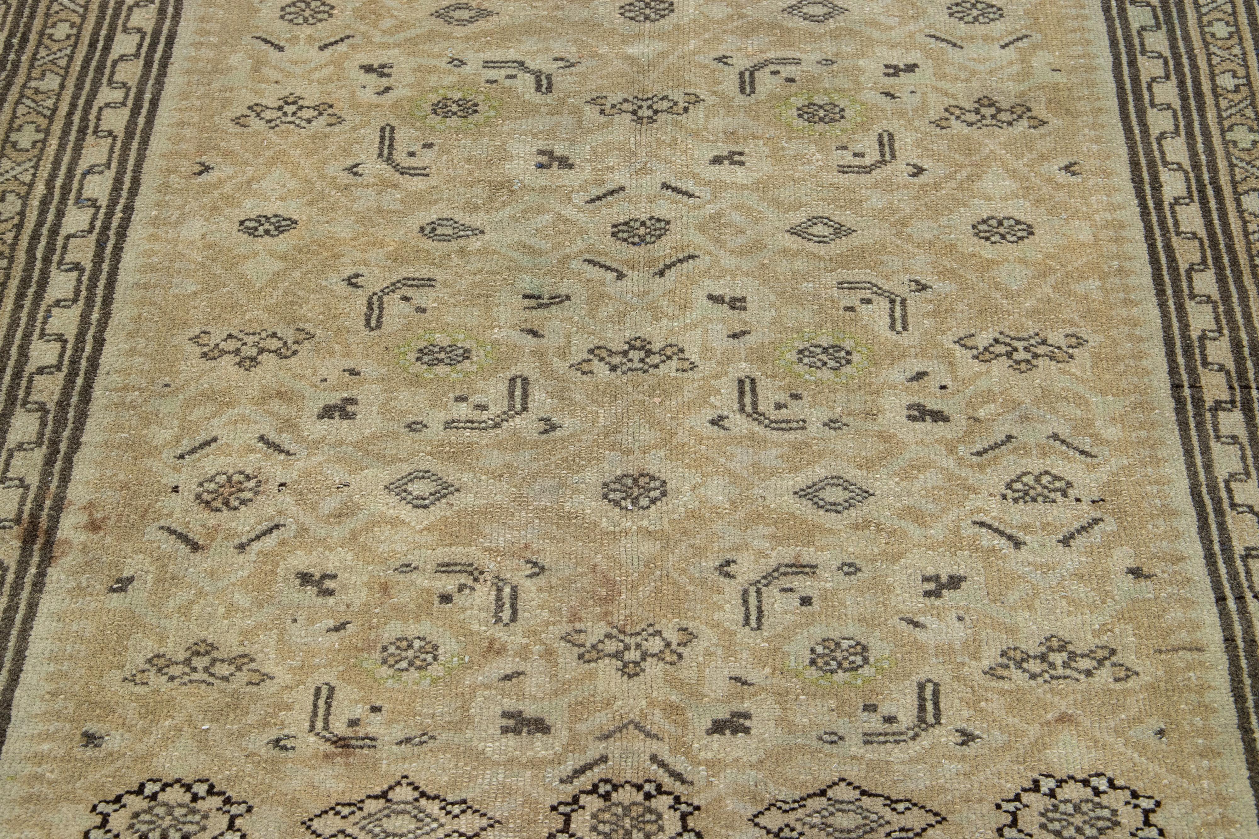 Tapis Malayer ancien en laine brun clair 5 x 9 avec motif sur toute la surface en vente 1