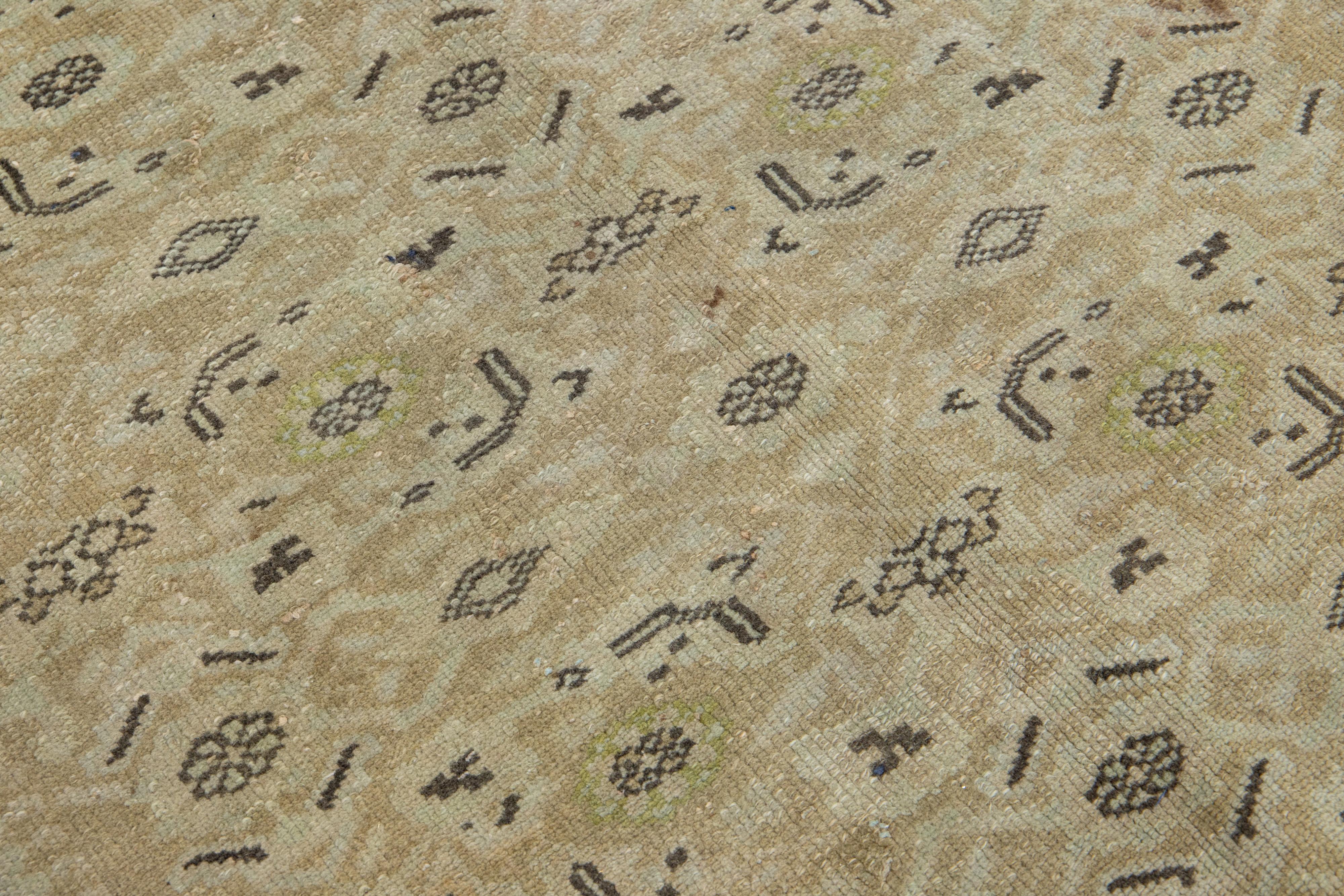 Tapis Malayer ancien en laine brun clair 5 x 9 avec motif sur toute la surface en vente 2