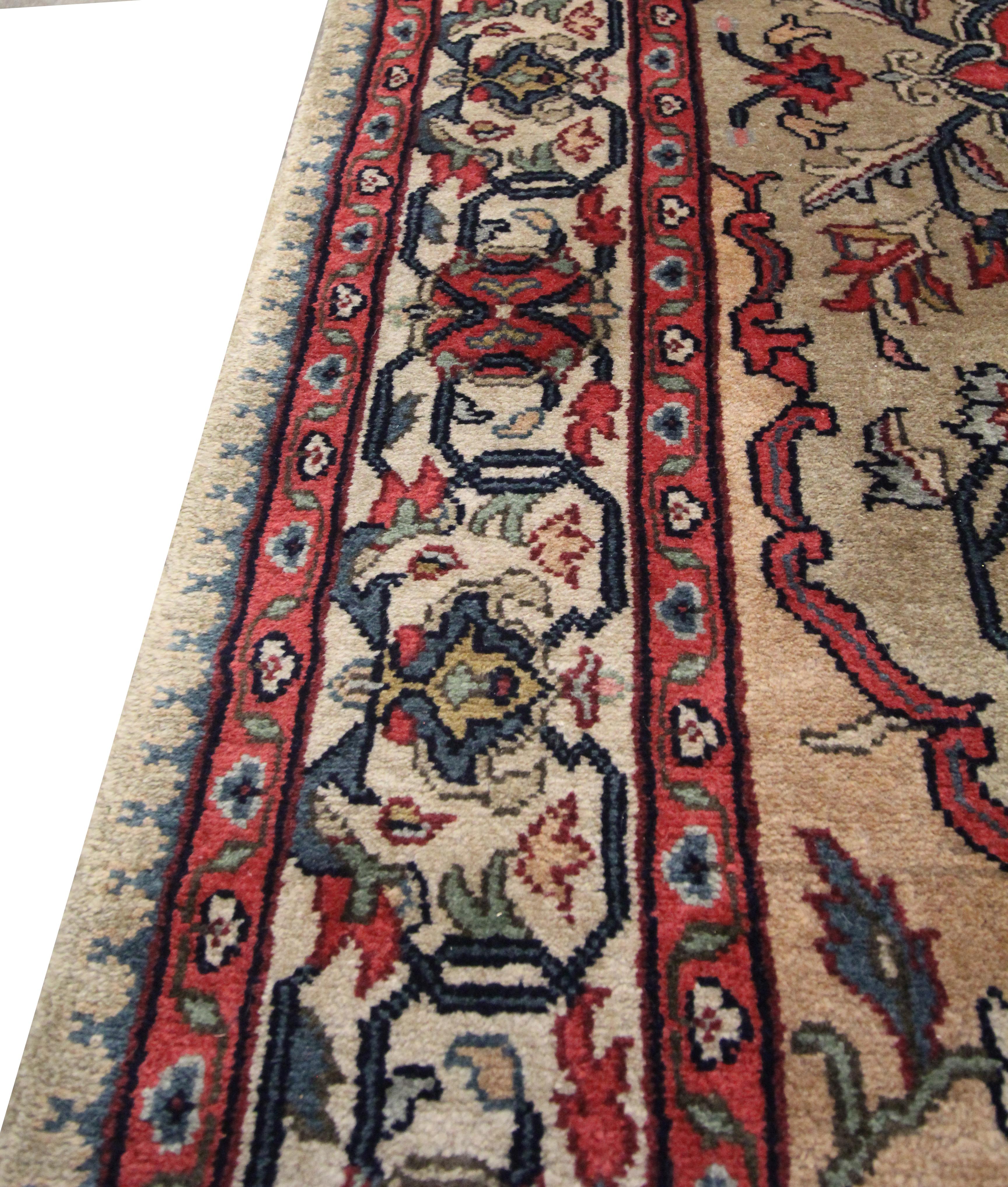 Tapis indien artisanal à la main Nouveau tapis traditionnel audacieux à médaillon en vente 2