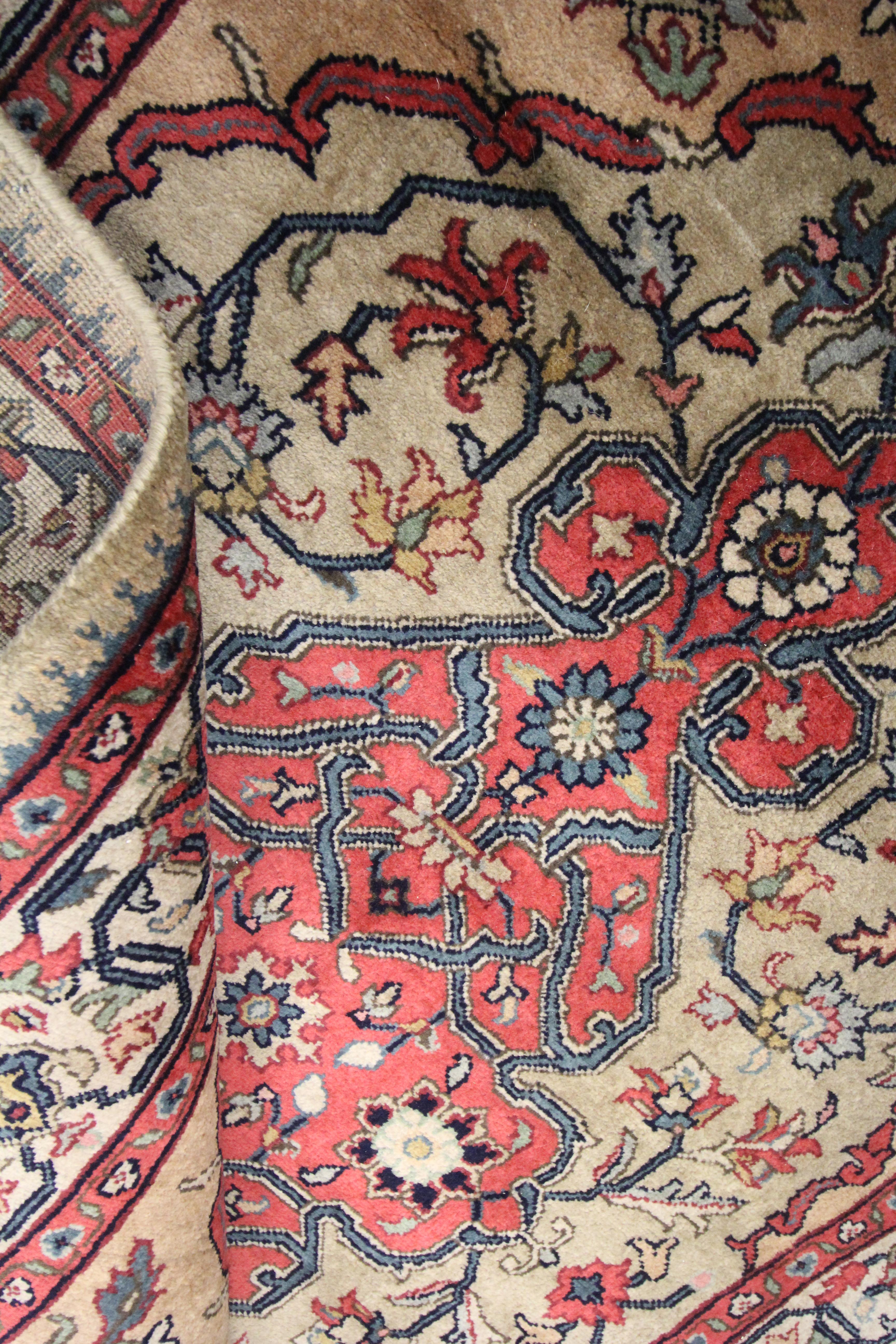 Tapis indien artisanal à la main Nouveau tapis traditionnel audacieux à médaillon en vente 4