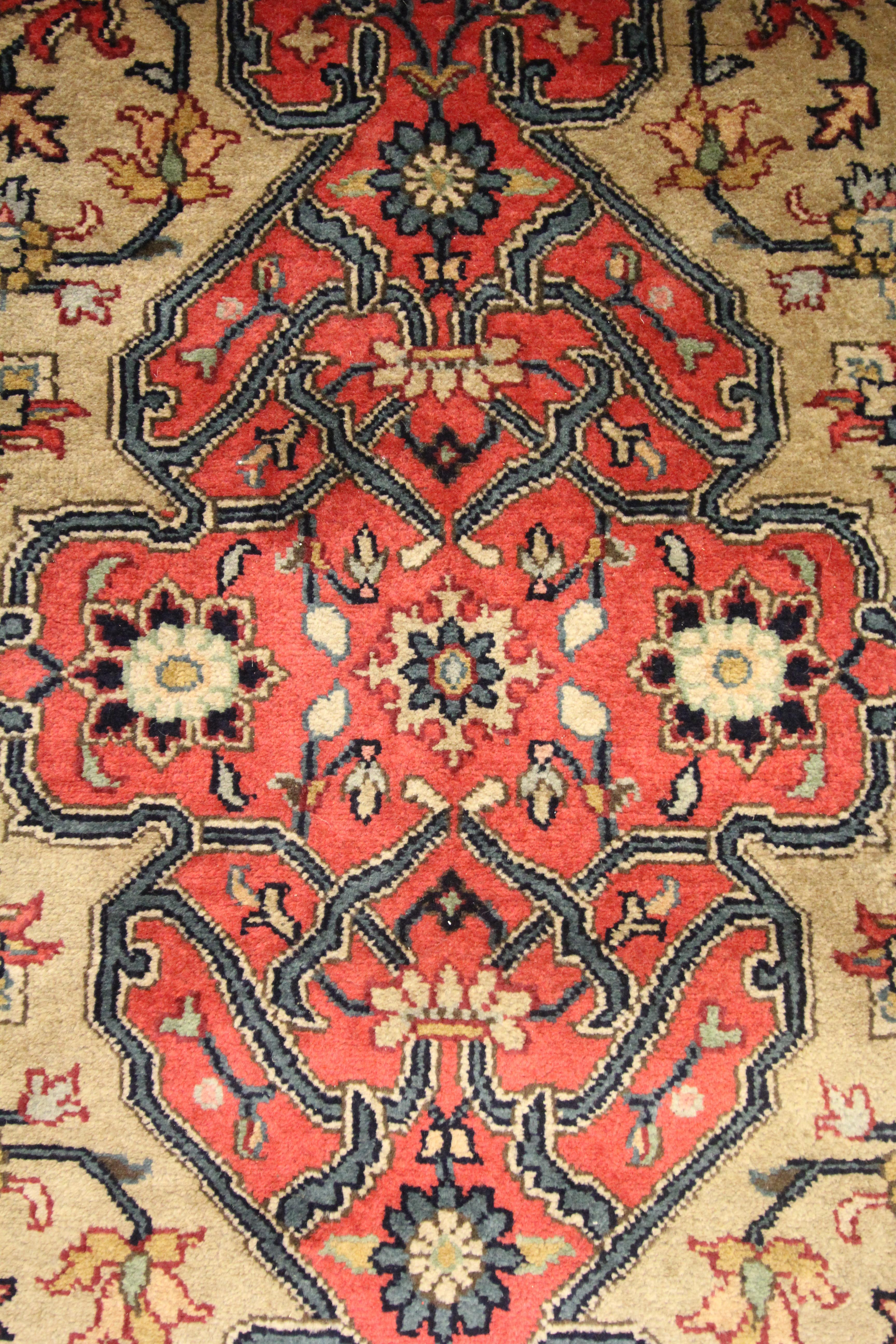 Noué à la main Tapis indien artisanal à la main Nouveau tapis traditionnel audacieux à médaillon en vente