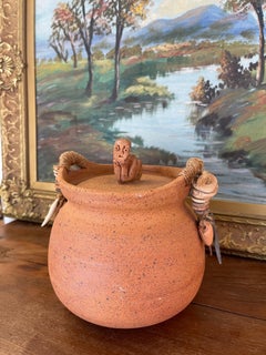 Tarro con tapa de terracota indonesia hecho a mano con detalles de rafia con cuentas.