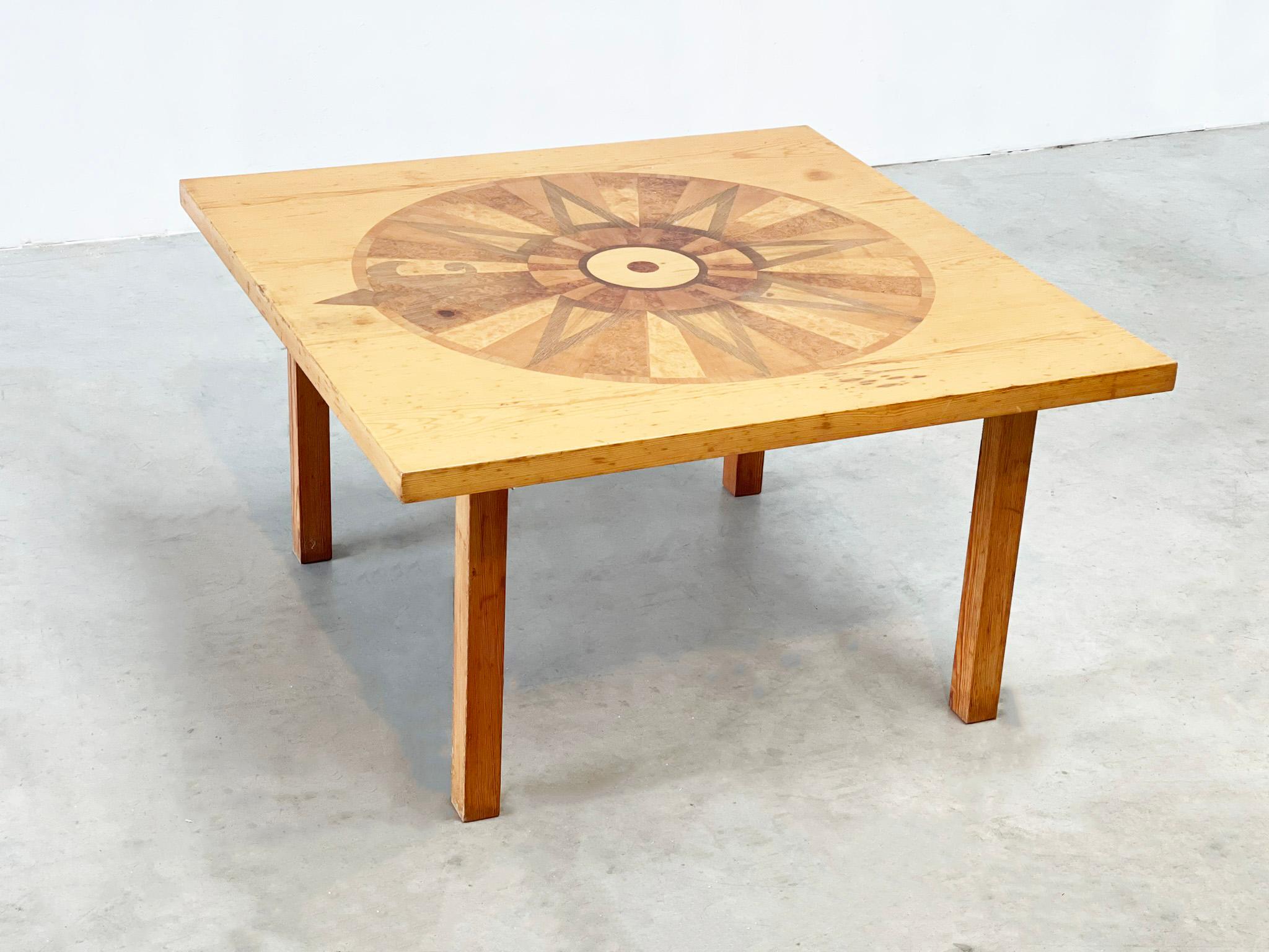 Handmade inlay wooden coffee table In Good Condition For Sale In Nijlen, VAN