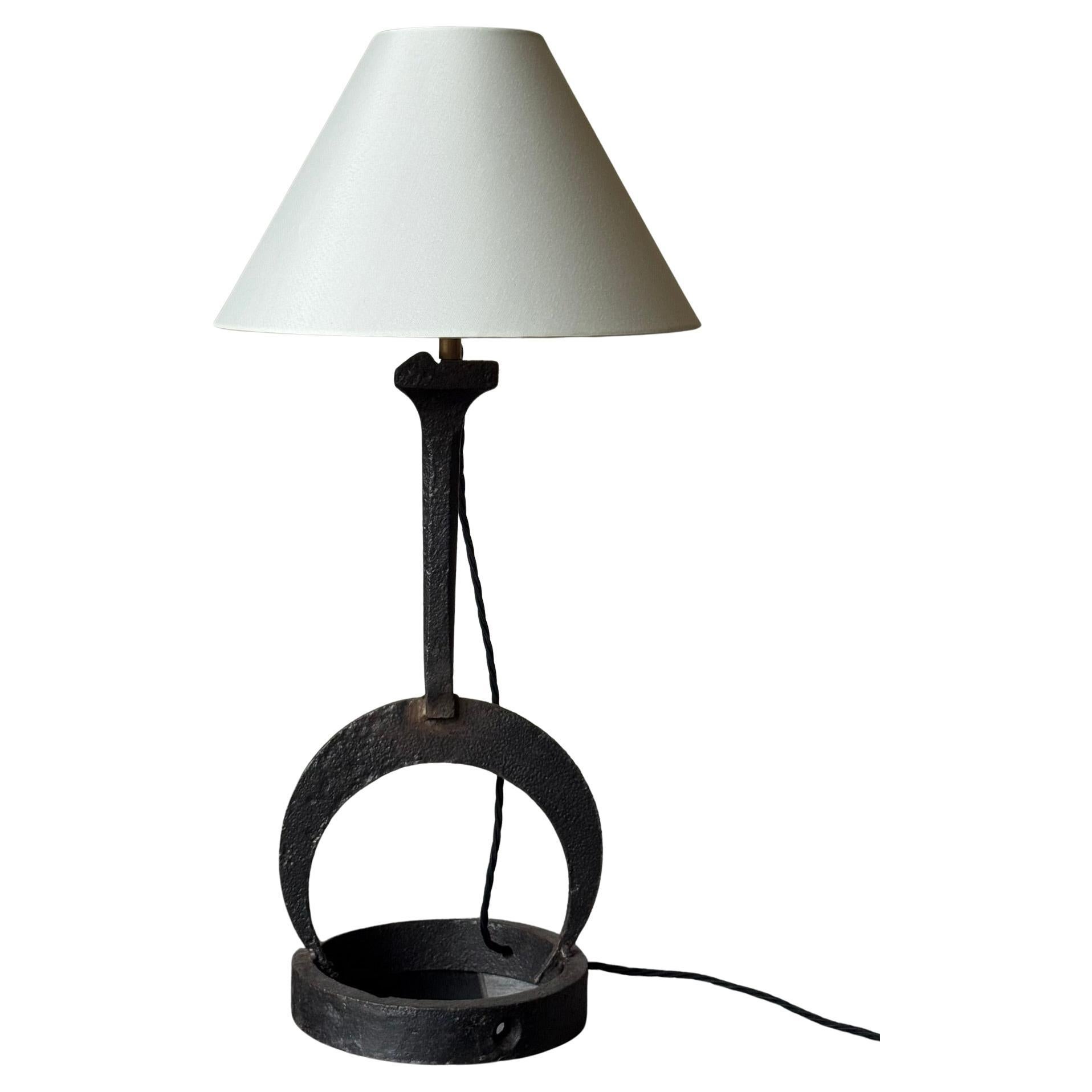 Lámpara de mesa de hierro en forma de media luna, originalmente hecha a mano como regalo para un vecino. Recableado con cable flexible trenzado y clavija del Reino Unido.

Sur de Francia c. 1960

H49 (sin pantalla) x Ø20cm