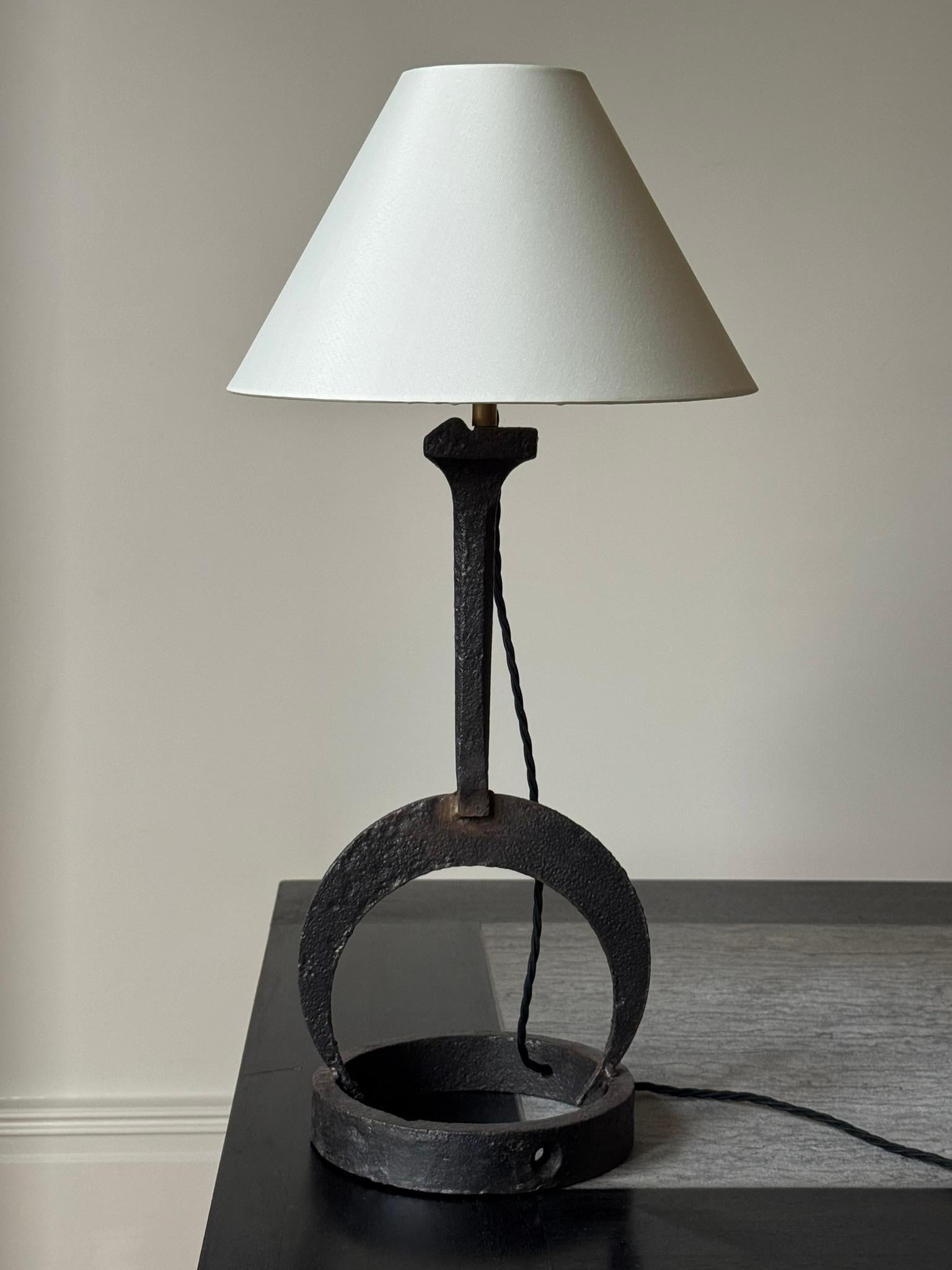 Lampe de table en fer en forme de croissant, fabriquée à l'origine à la main pour être offerte à un voisin. Recâblé avec un câble flexible tressé et une prise britannique.

A.I.C. C. 1960

H49 (sans abat-jour) x Ø20cm