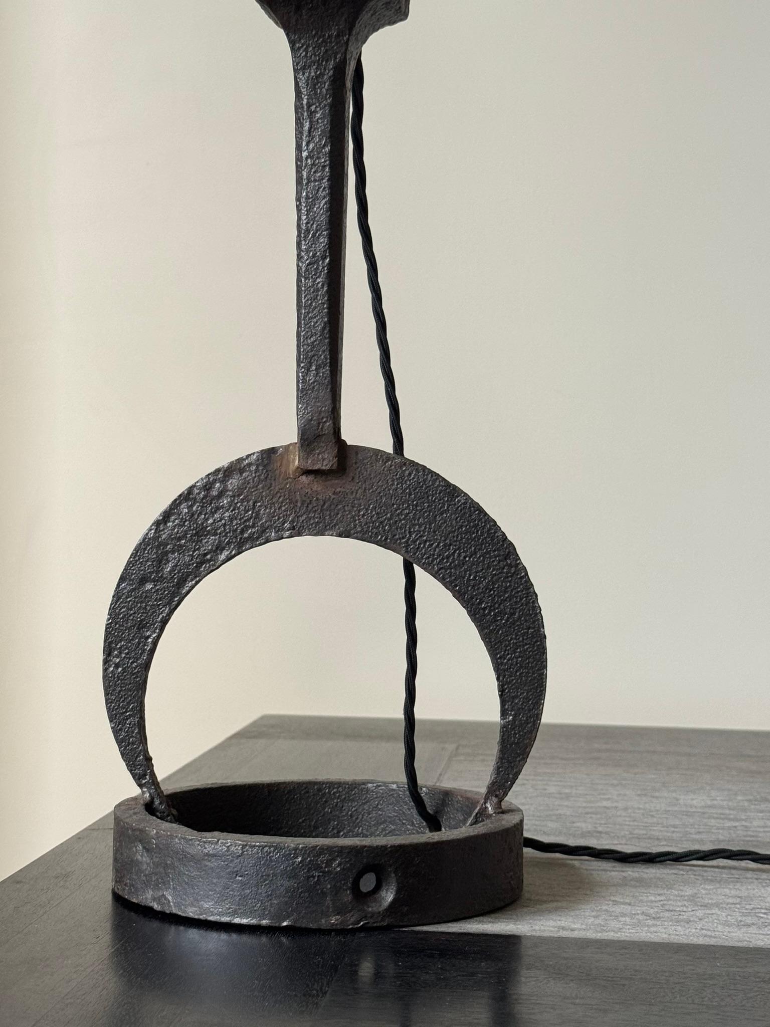 Français Lampe de table en fer fabriquée à la main, Sud de la France c. 1960s en vente