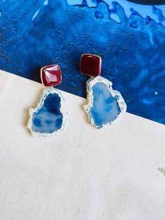 Handgefertigte, unregelmäßig geformte, große, marineblaue Meeresachat-Ohrringe mit burgunderrotem Emaille und quadratischem Lochmuster